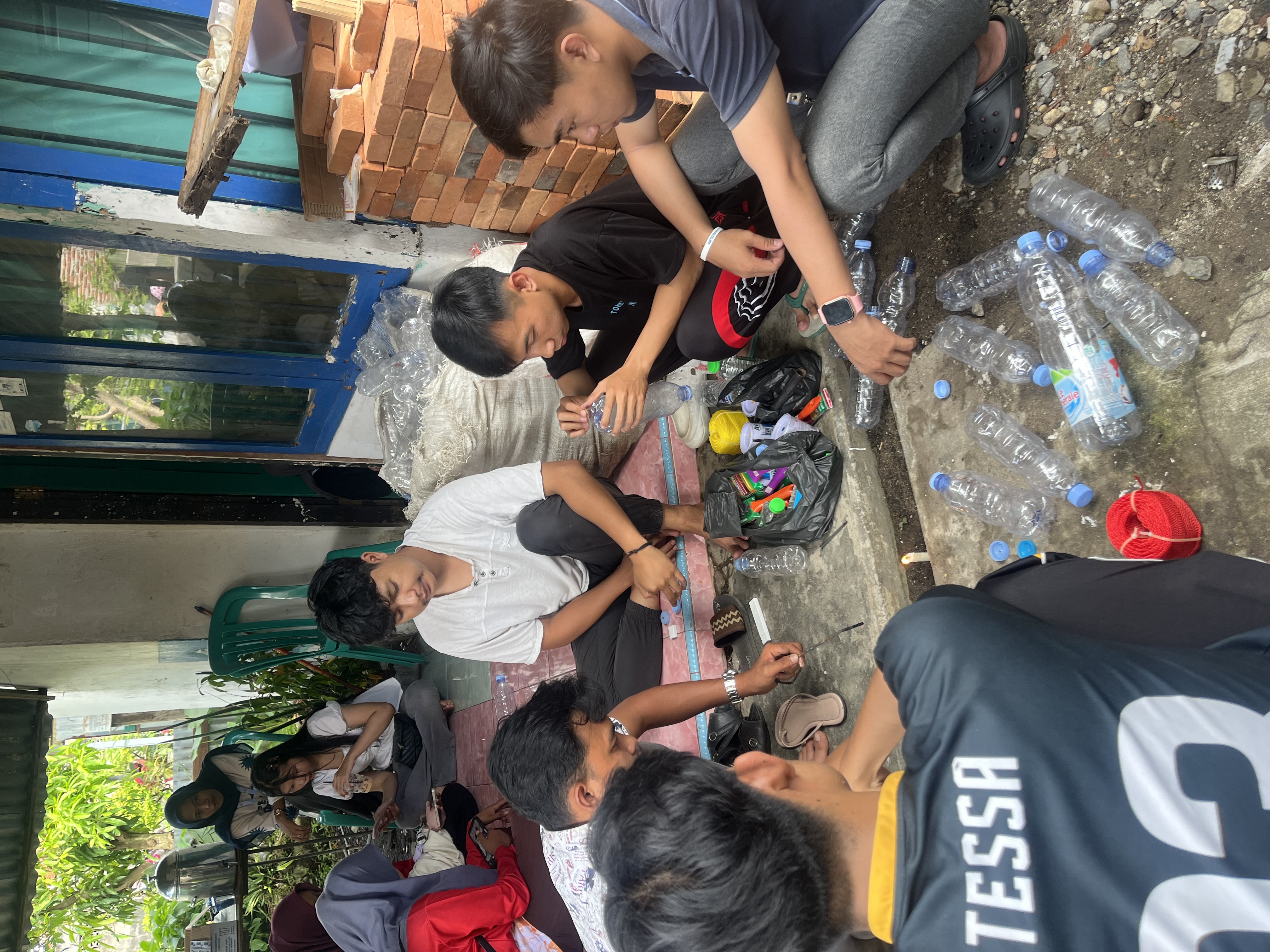 Proses pembolongan botol buat taman