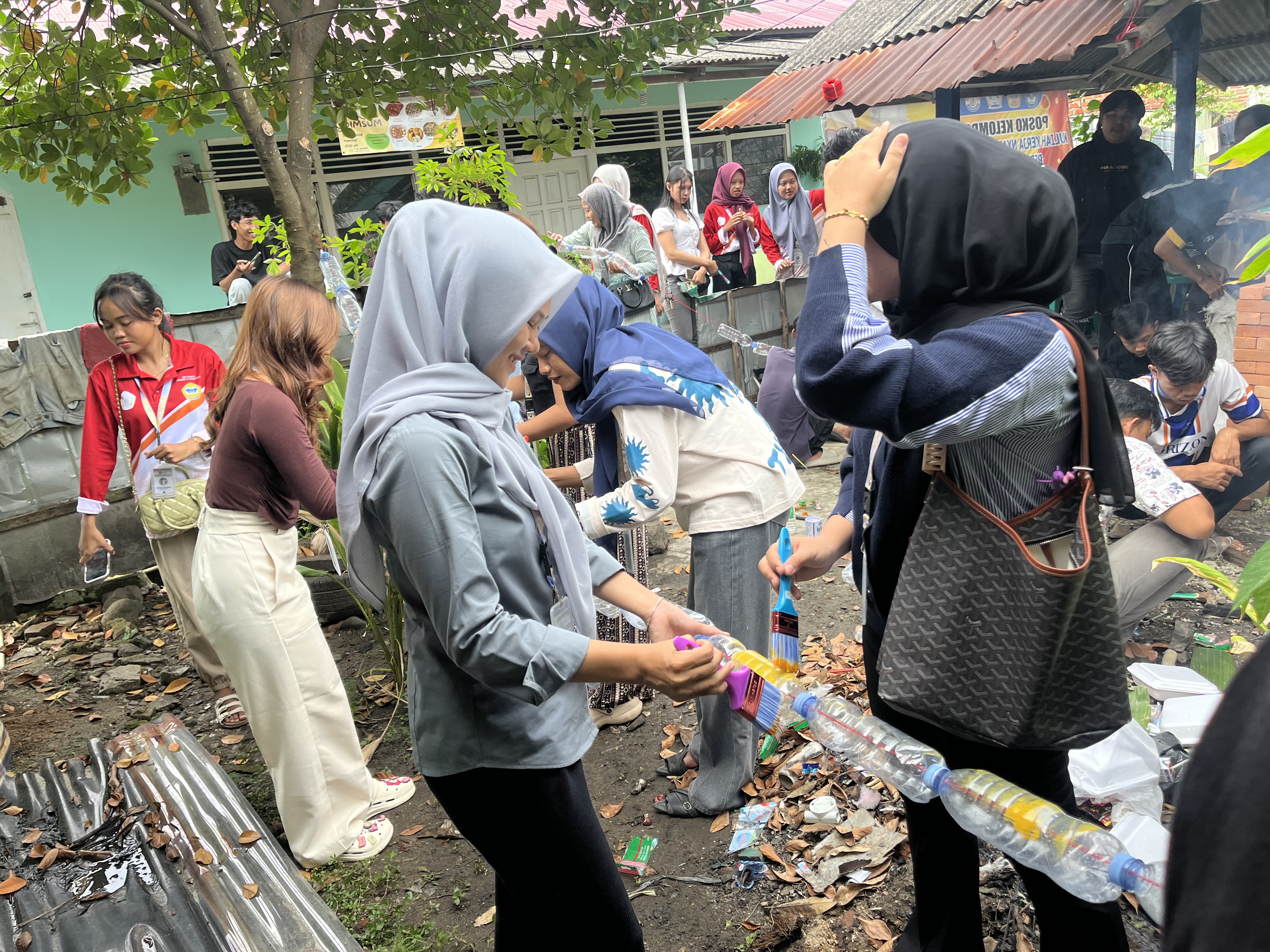 Proses pengecatan botol untuk taman bunga 