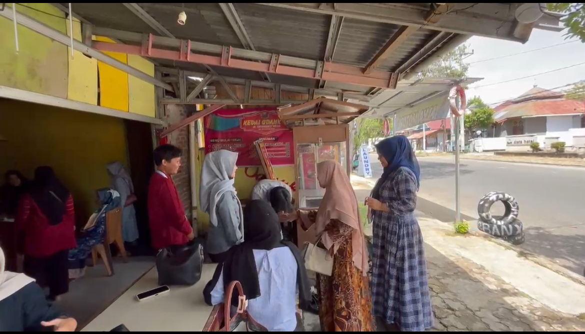 Menyambut warga yang datang untuk acara arisan di rt 10 rw 4