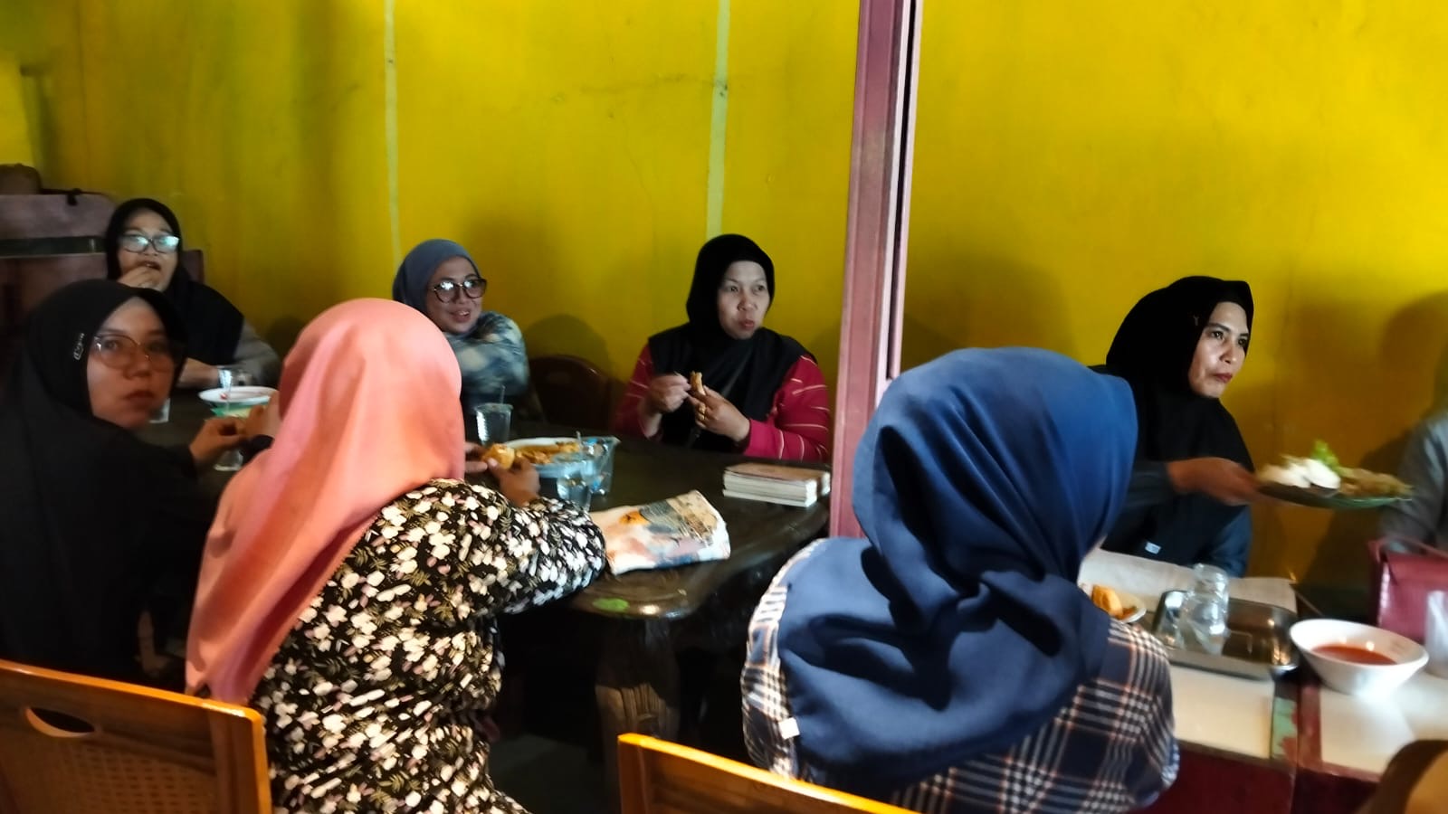 Mengikuti acara arisan dan pengajian di rt 10 rw 4 penurunan 