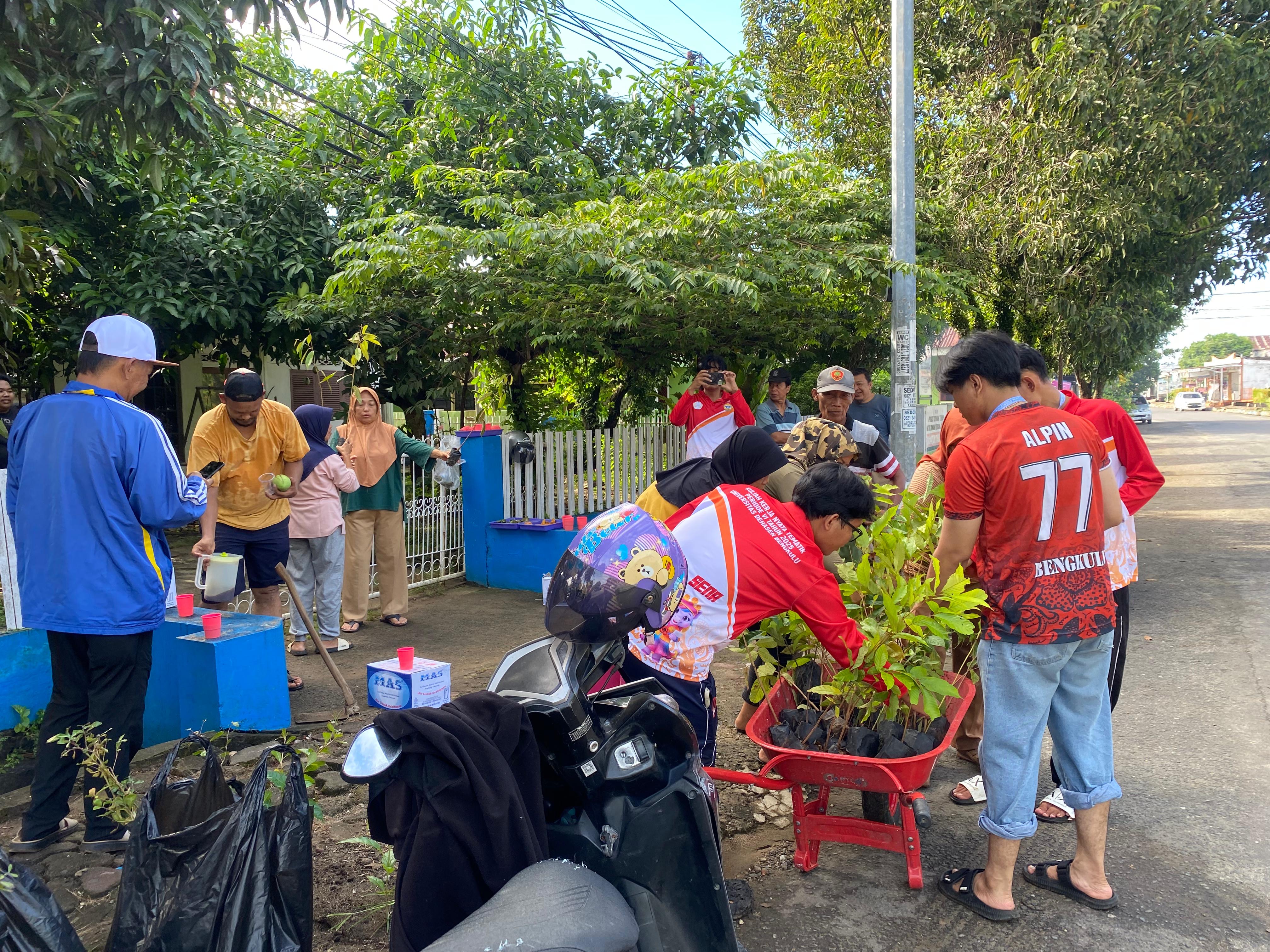 Pesiapan untuk membagikan bibit buah ke warga rt 10