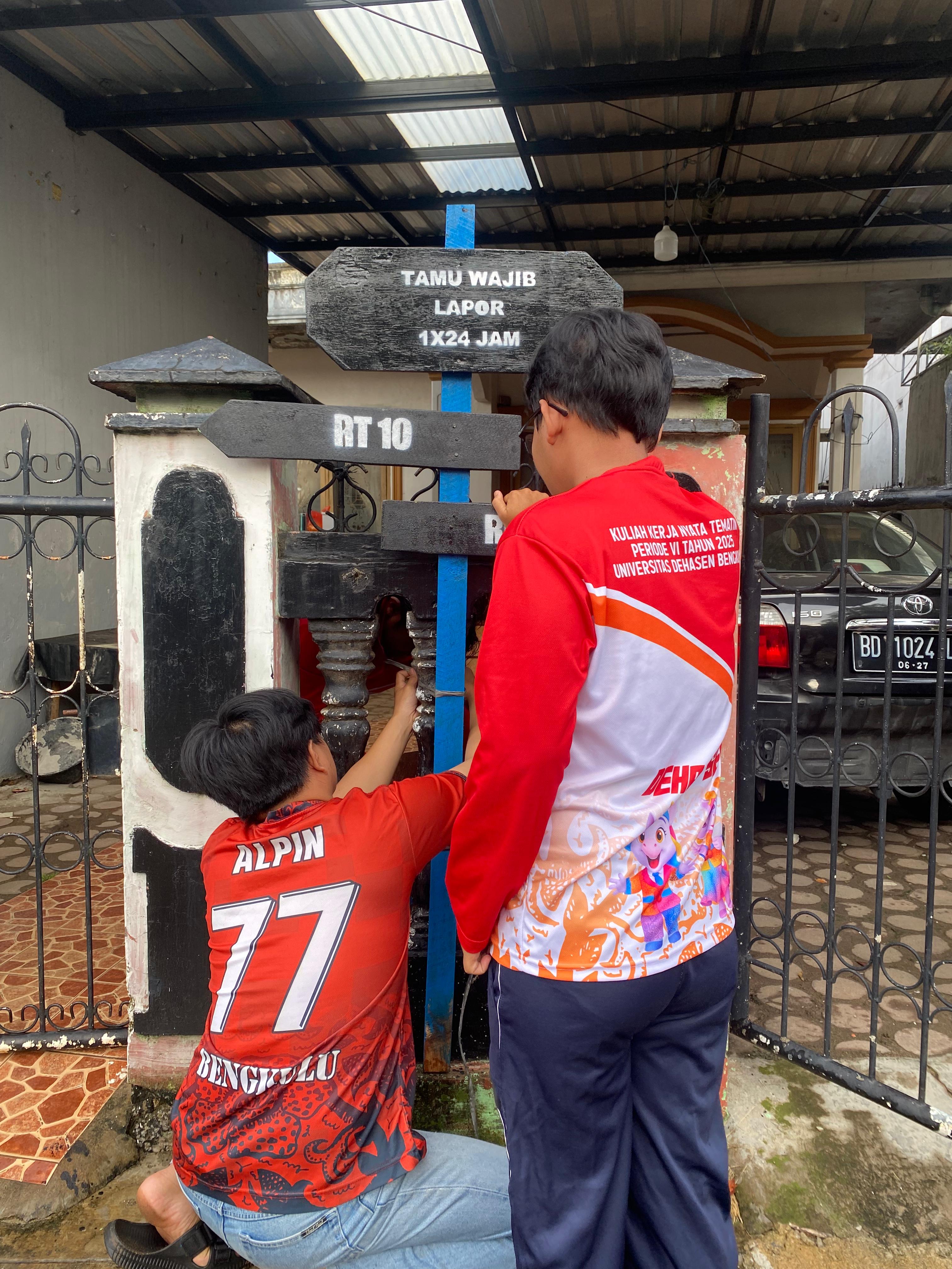 Memasang plang tamu wajib lapor di depan rumah pak rt 10 penurunan 