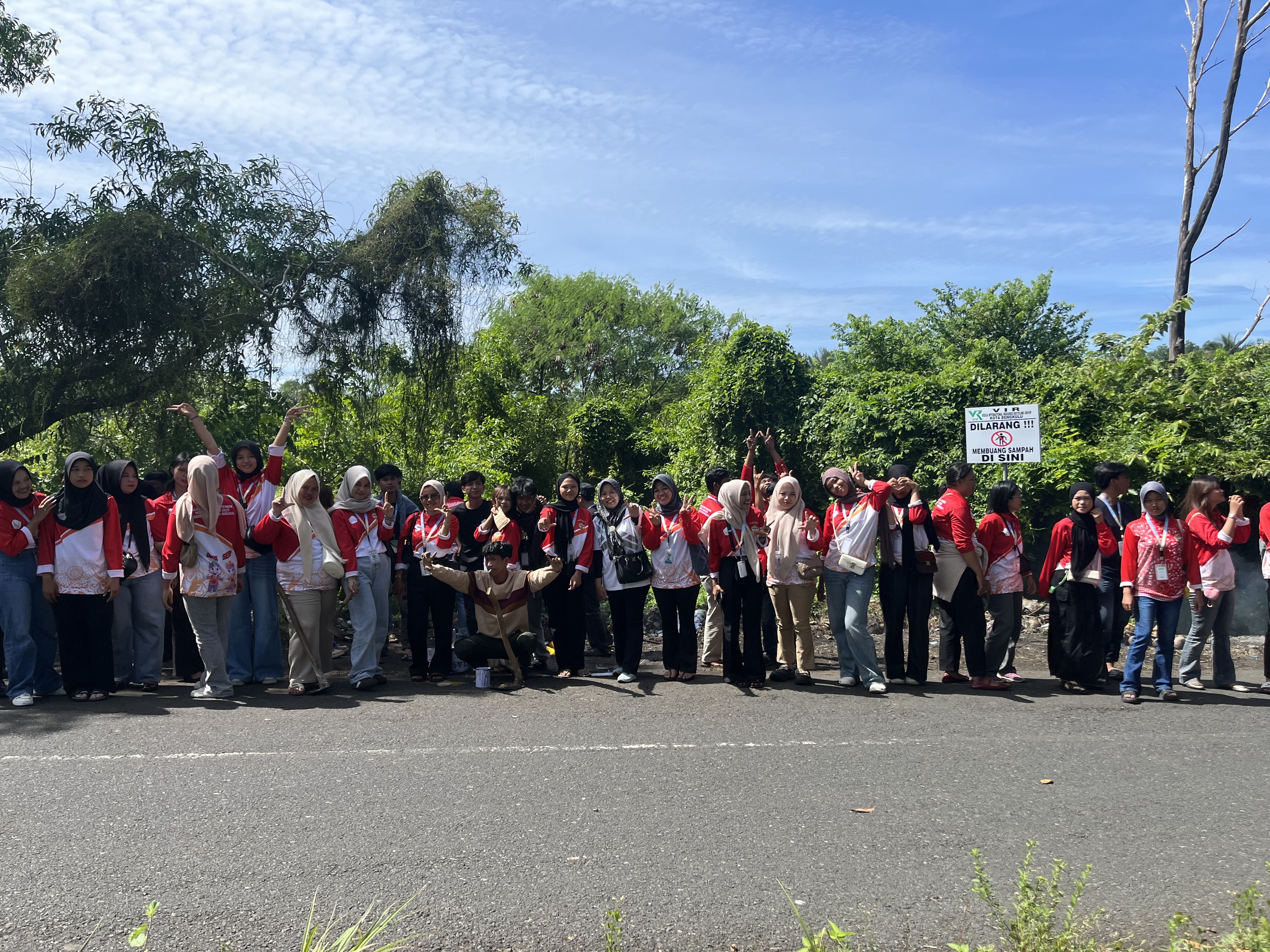 Dokumentasi bersama dpl dan kelompok 1-5 44-49 sesudah bersih” taman
