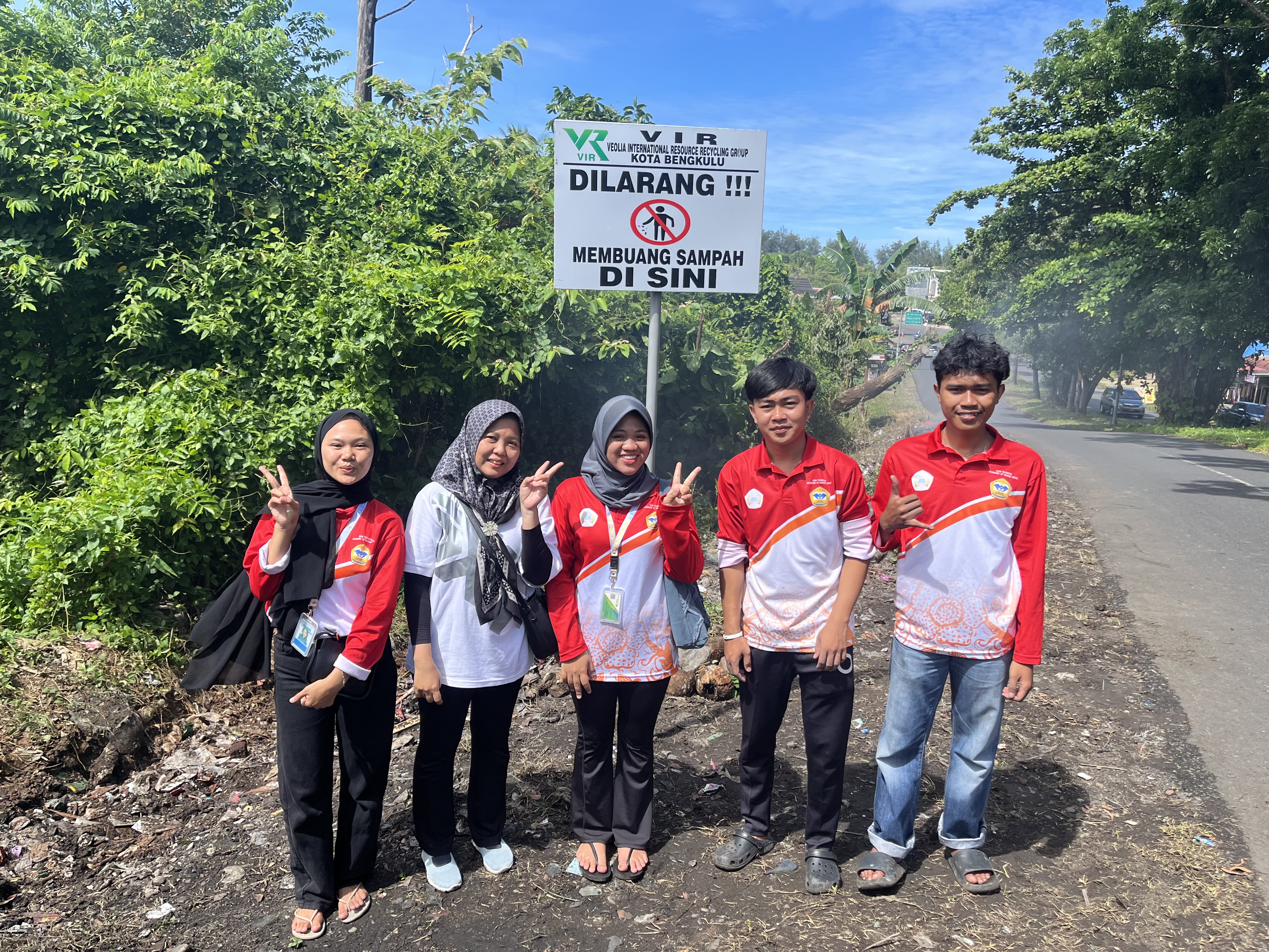 Dokumentasi bersama dpl sesudah bersih-bersih taman di lempuing