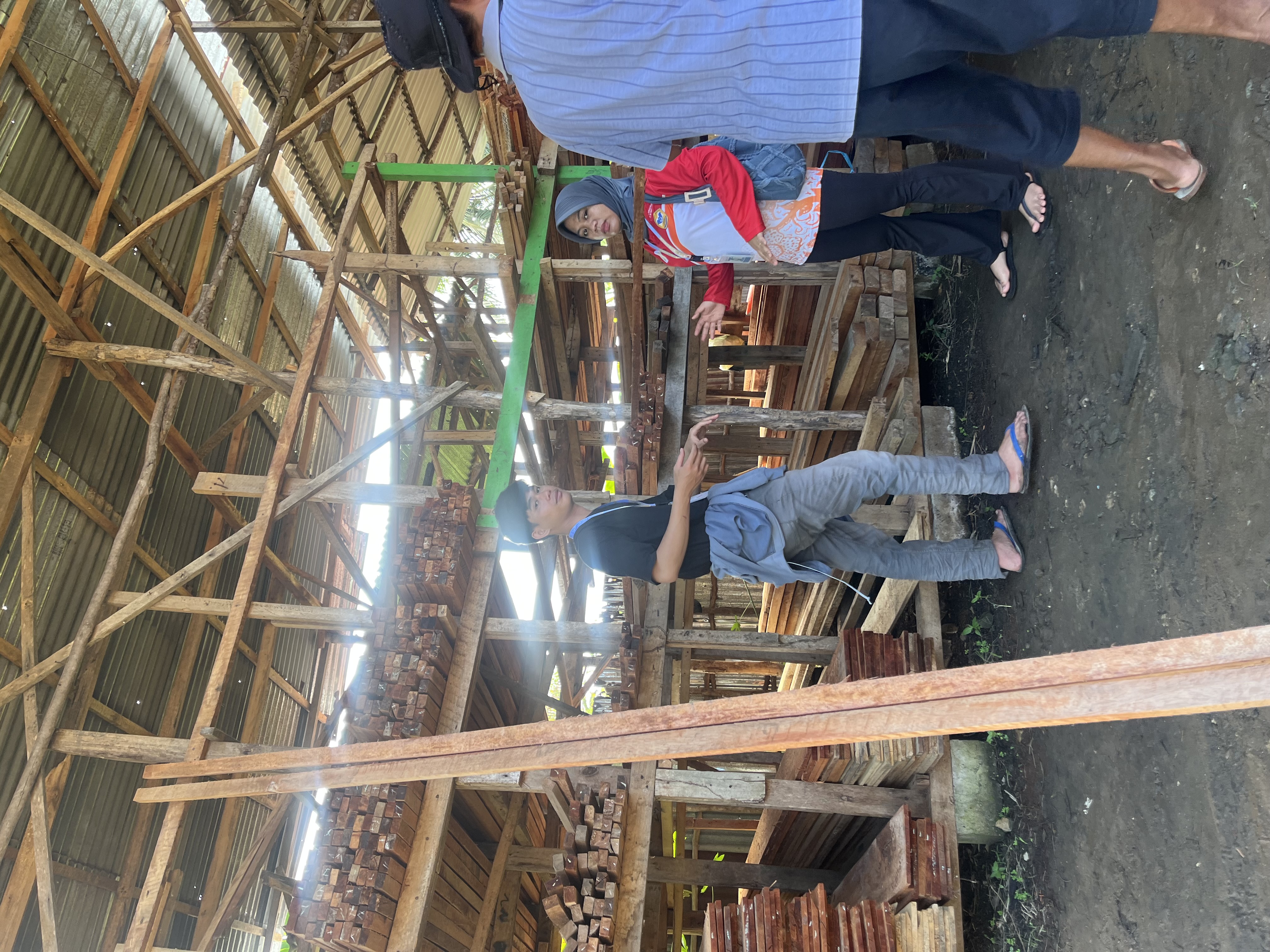 Membeli peralatan tambahan untuk taman