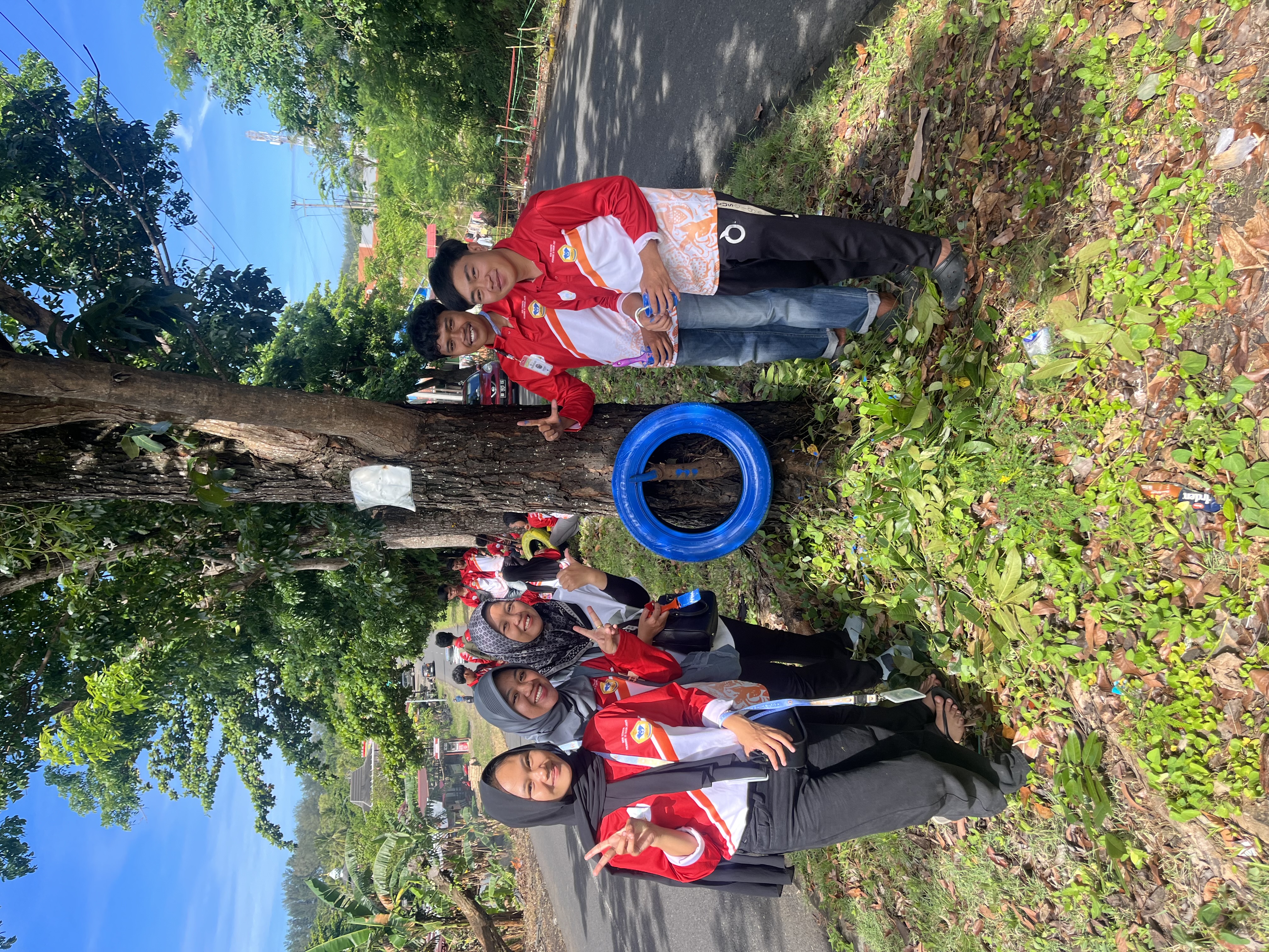 Dokumentasi bersama dpl sesudah mengecat ban buat taman