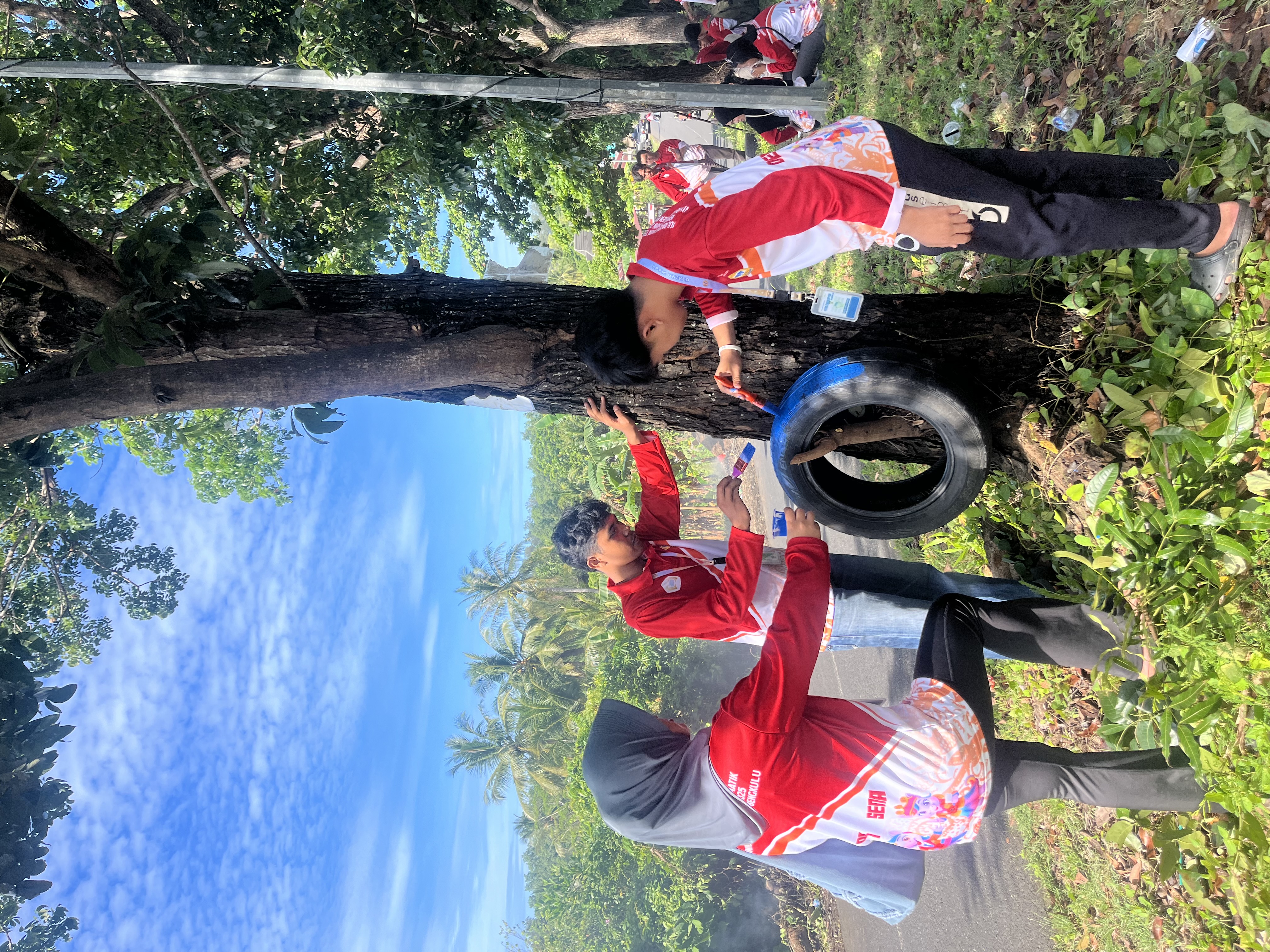 Proses pengecatan ban untuk taman