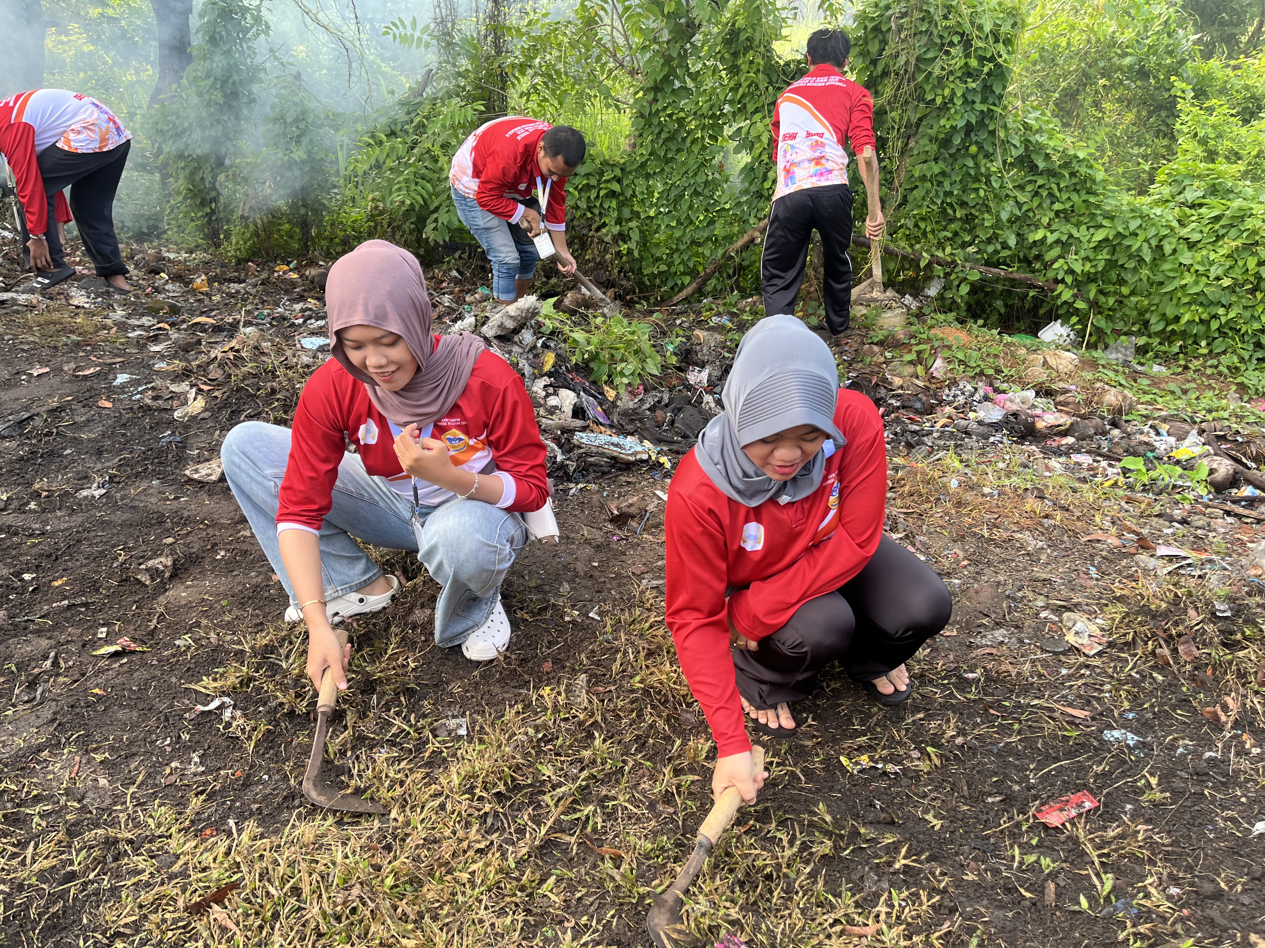 Membersihkan rumput untuk taman di lempuing 