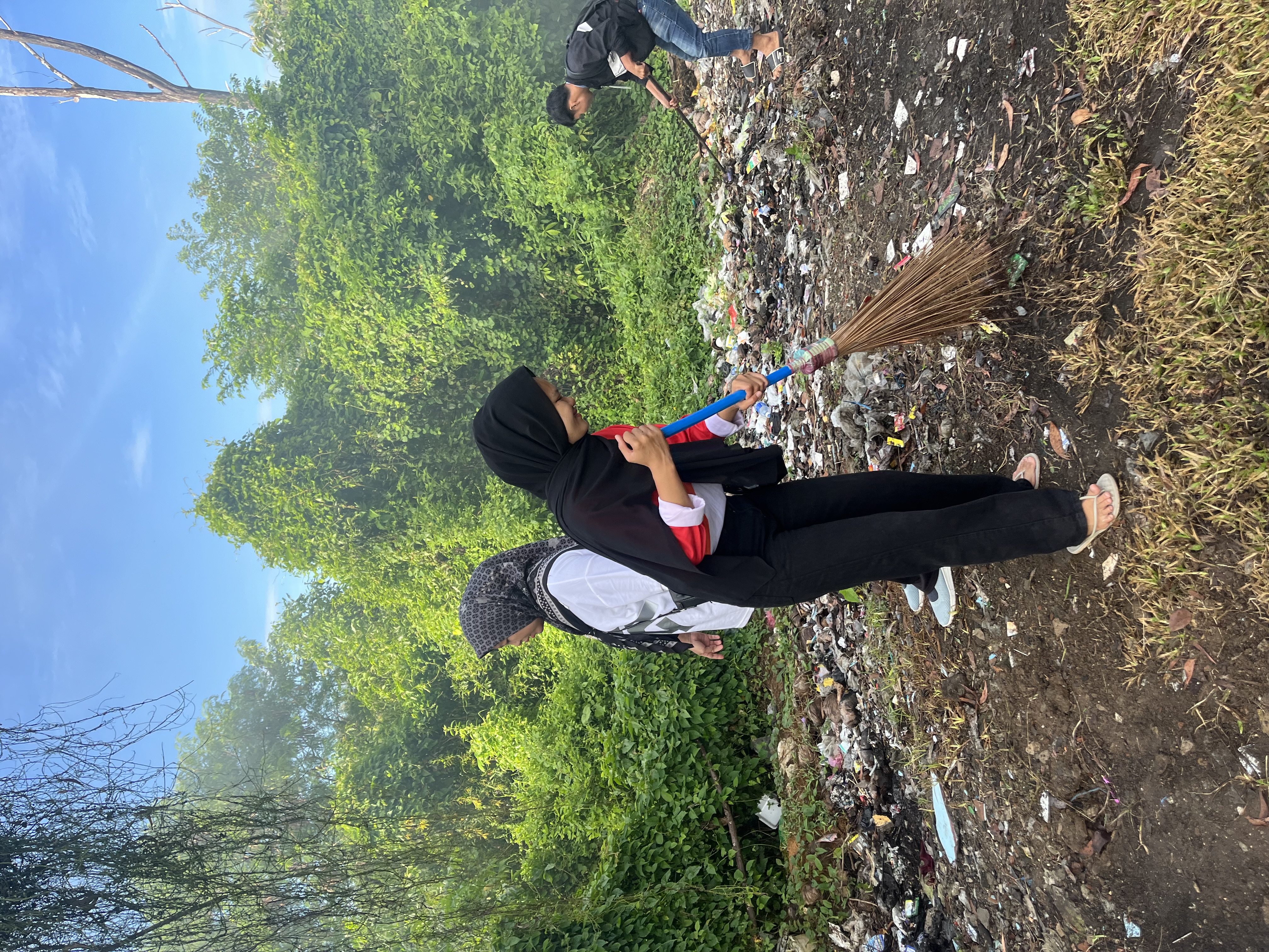 Membersihkan halaman taman