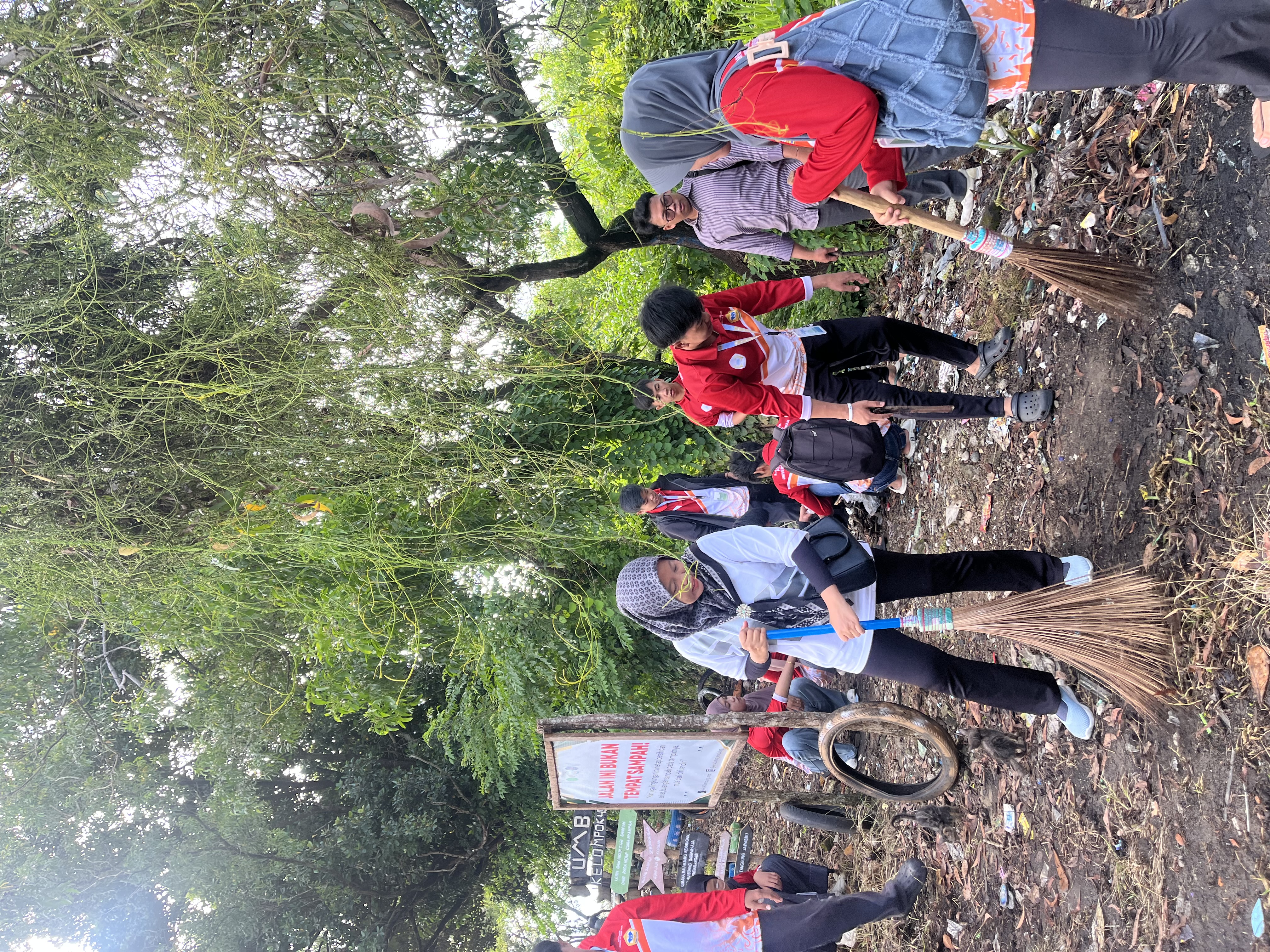 Goto royong bersama warga di lempuing buat taman