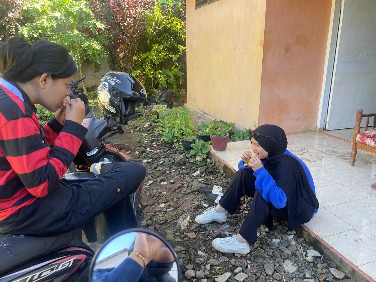 Kunjungan kelompok 48 ke posko