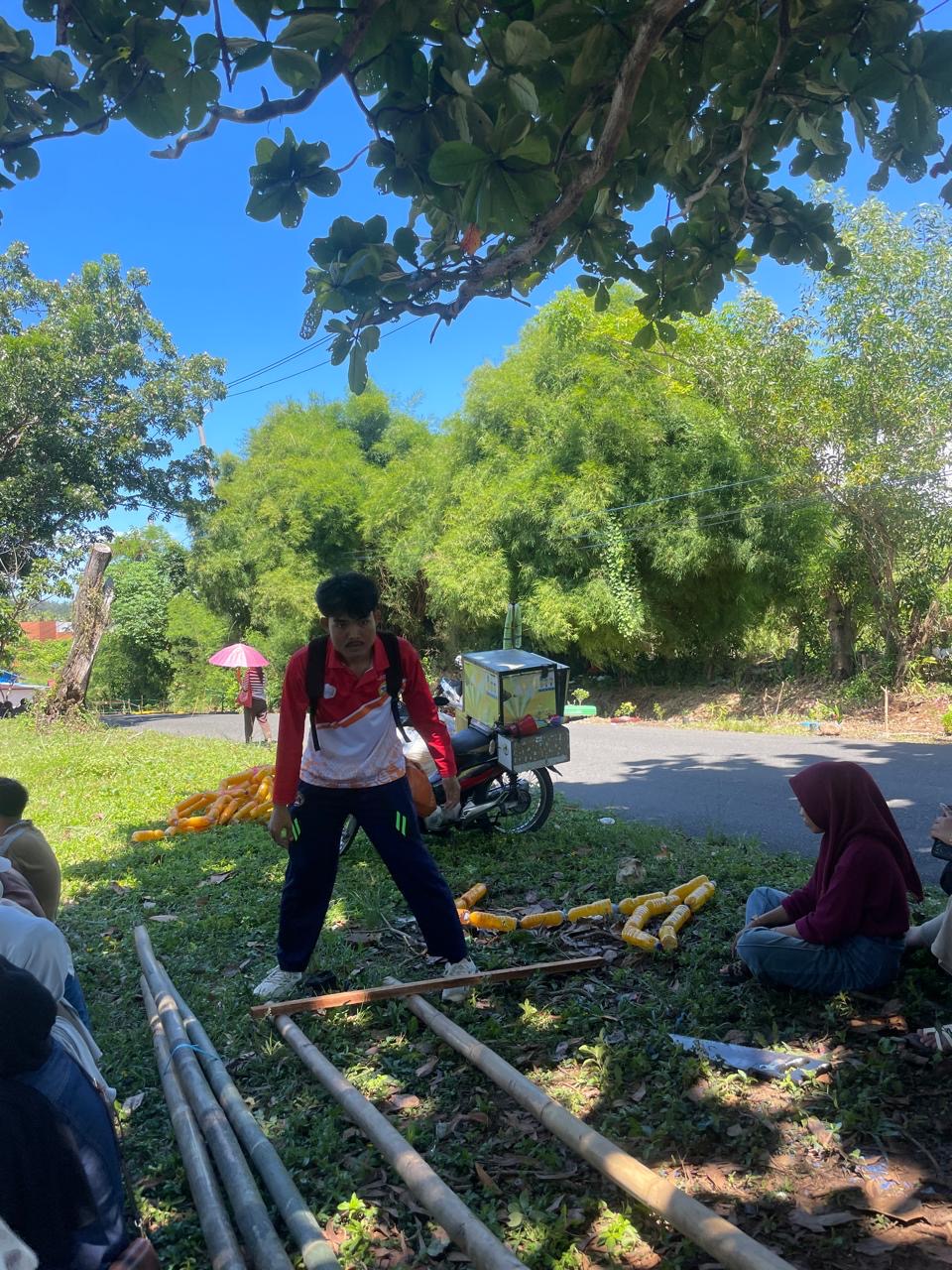 Proses pemotongan bambu buat taman di lempuing 