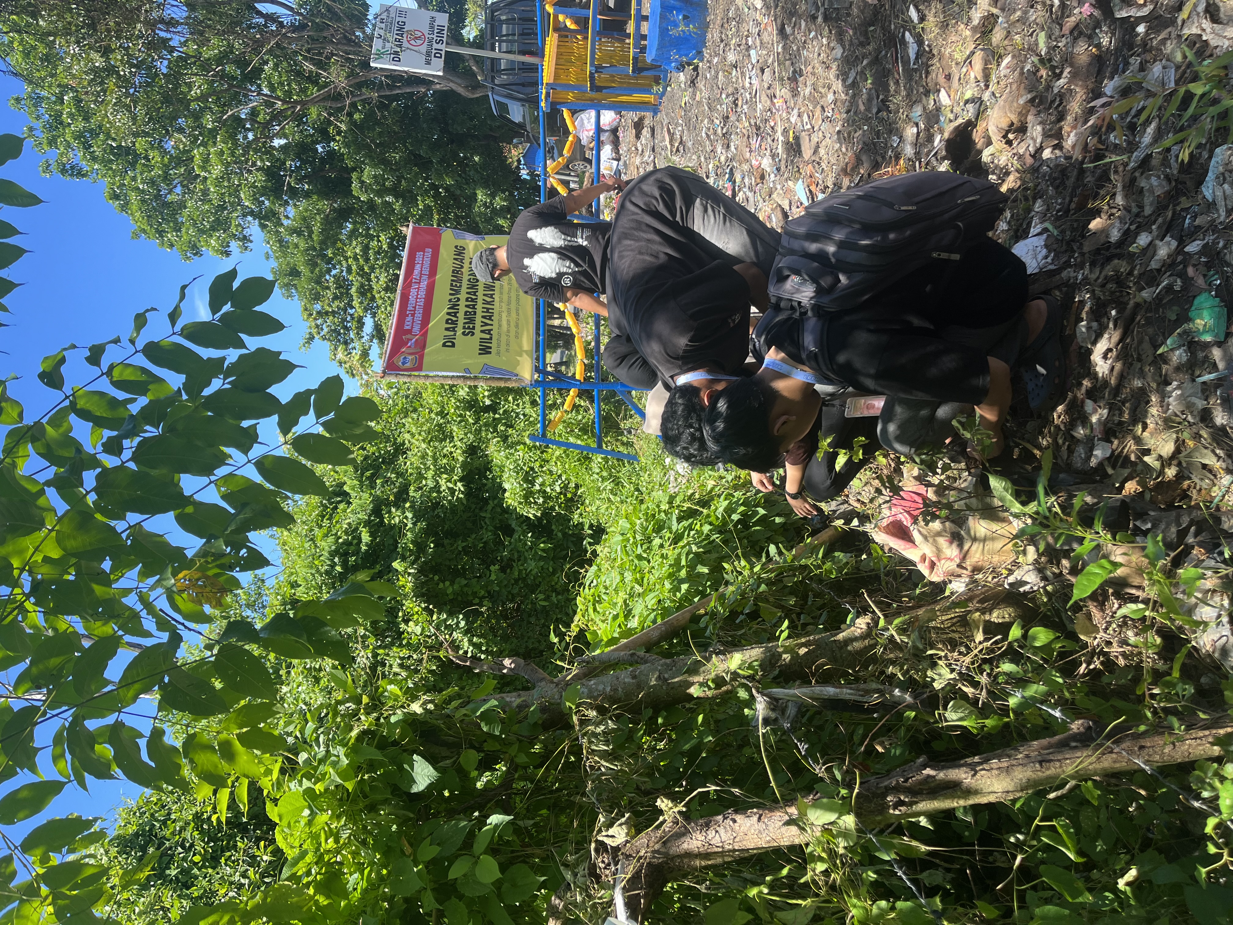 Menyusun sisa bibit bunga di pingir pagar 