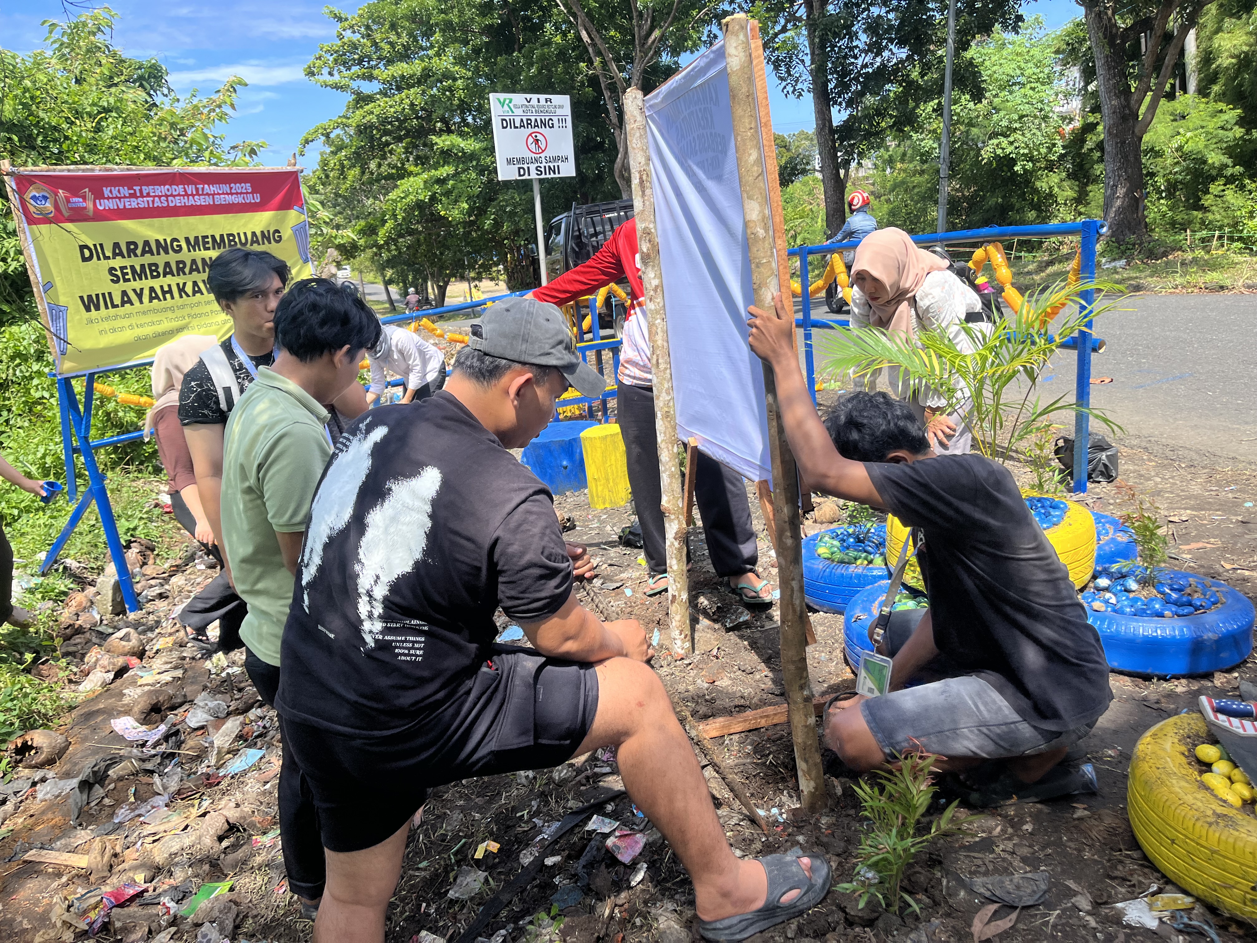 Proses pemasangan spanduk hasil dari kelompok 1-5 44-49