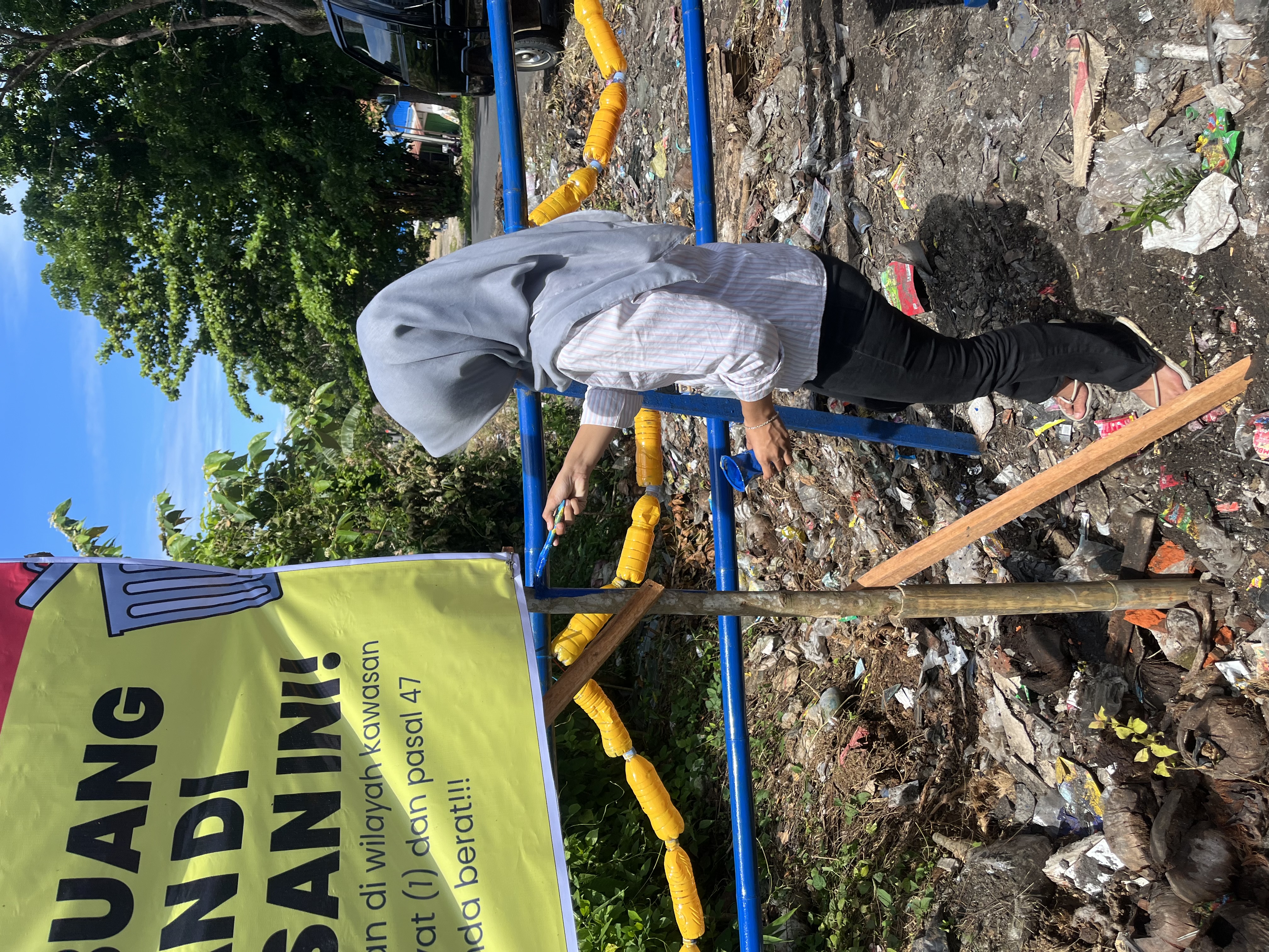 Proses pengecatan tiang dilarang buang sampah di wilayah ini