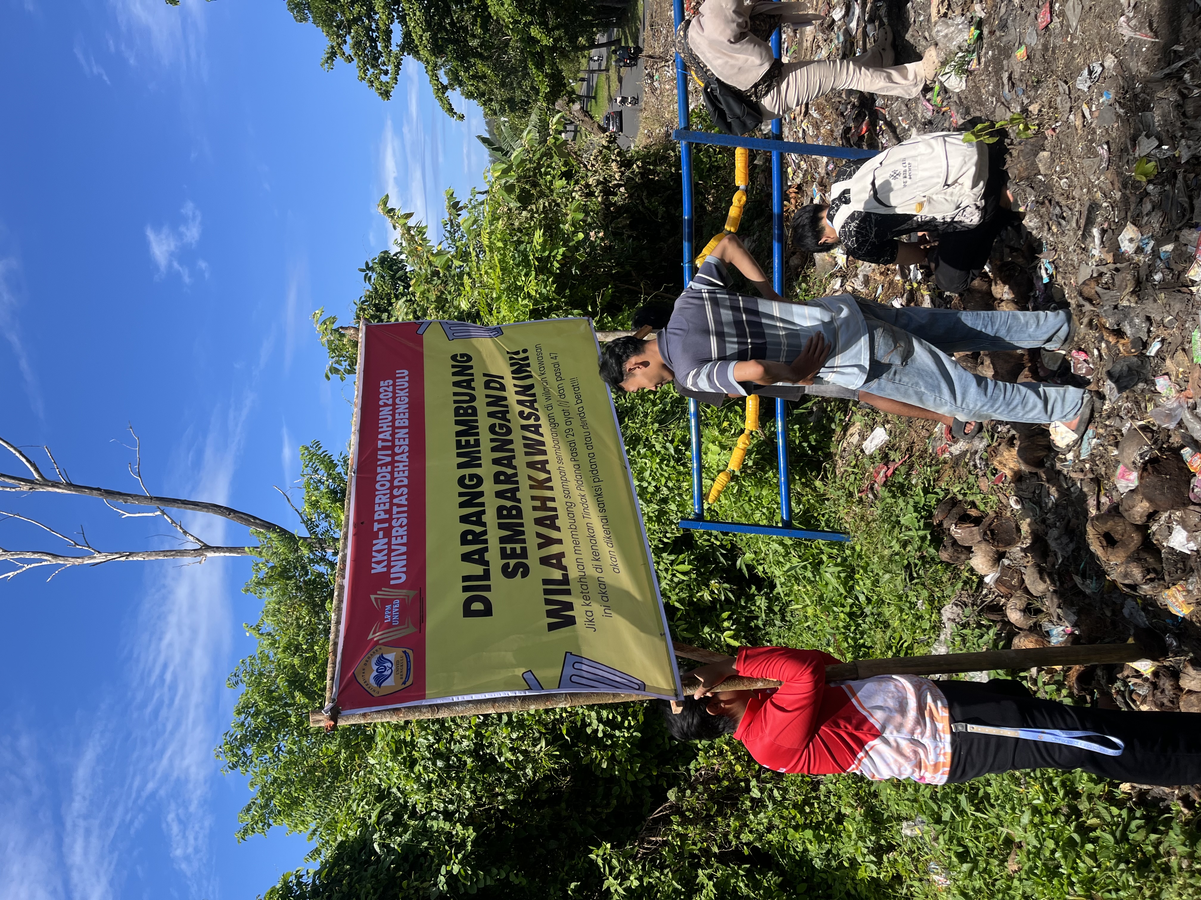 Pemasangan spanduk dilarang buang sampah di wilayah ini