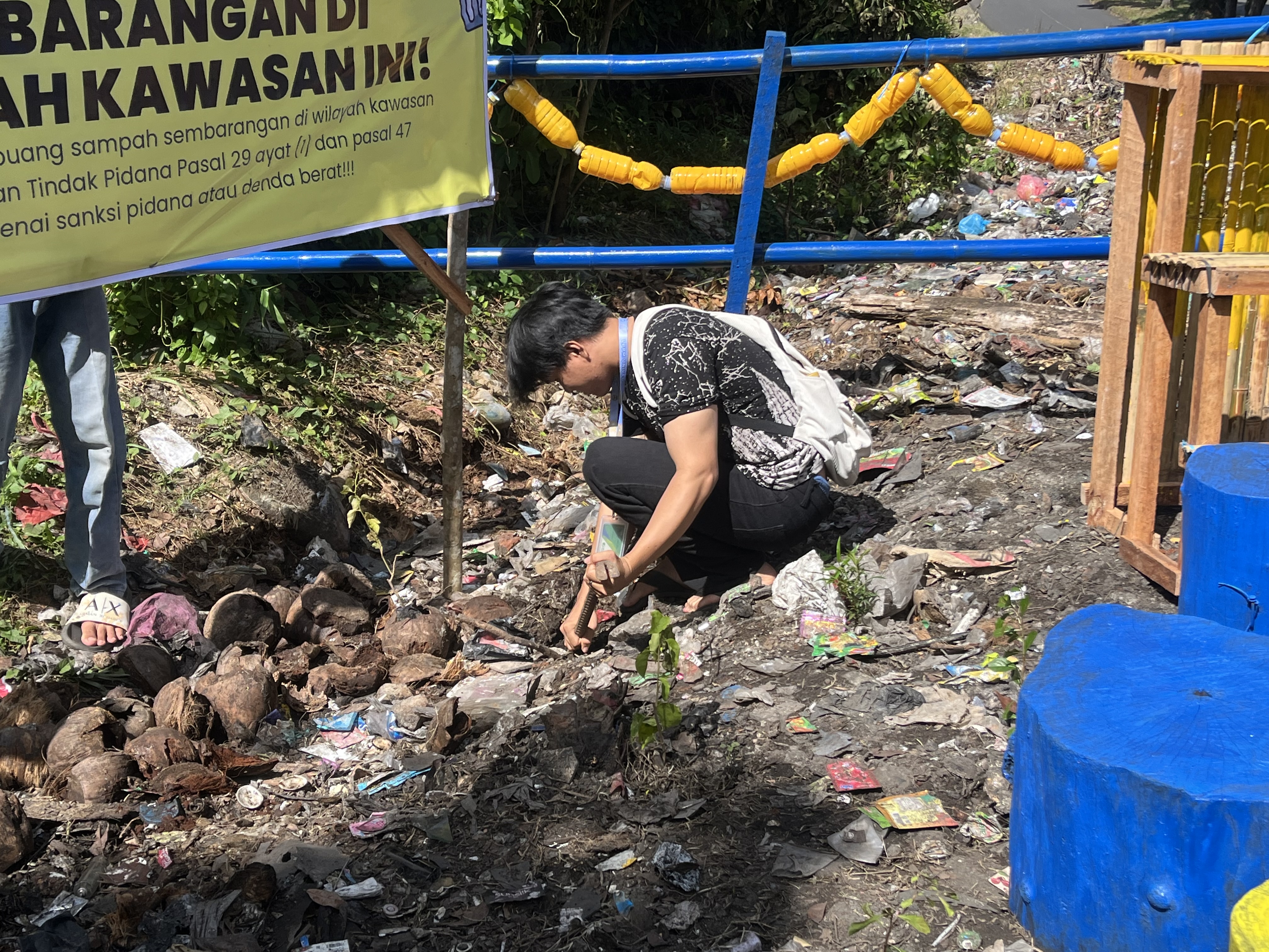 Membuat lobang untuk menarok sepanduk di taman lempuing 