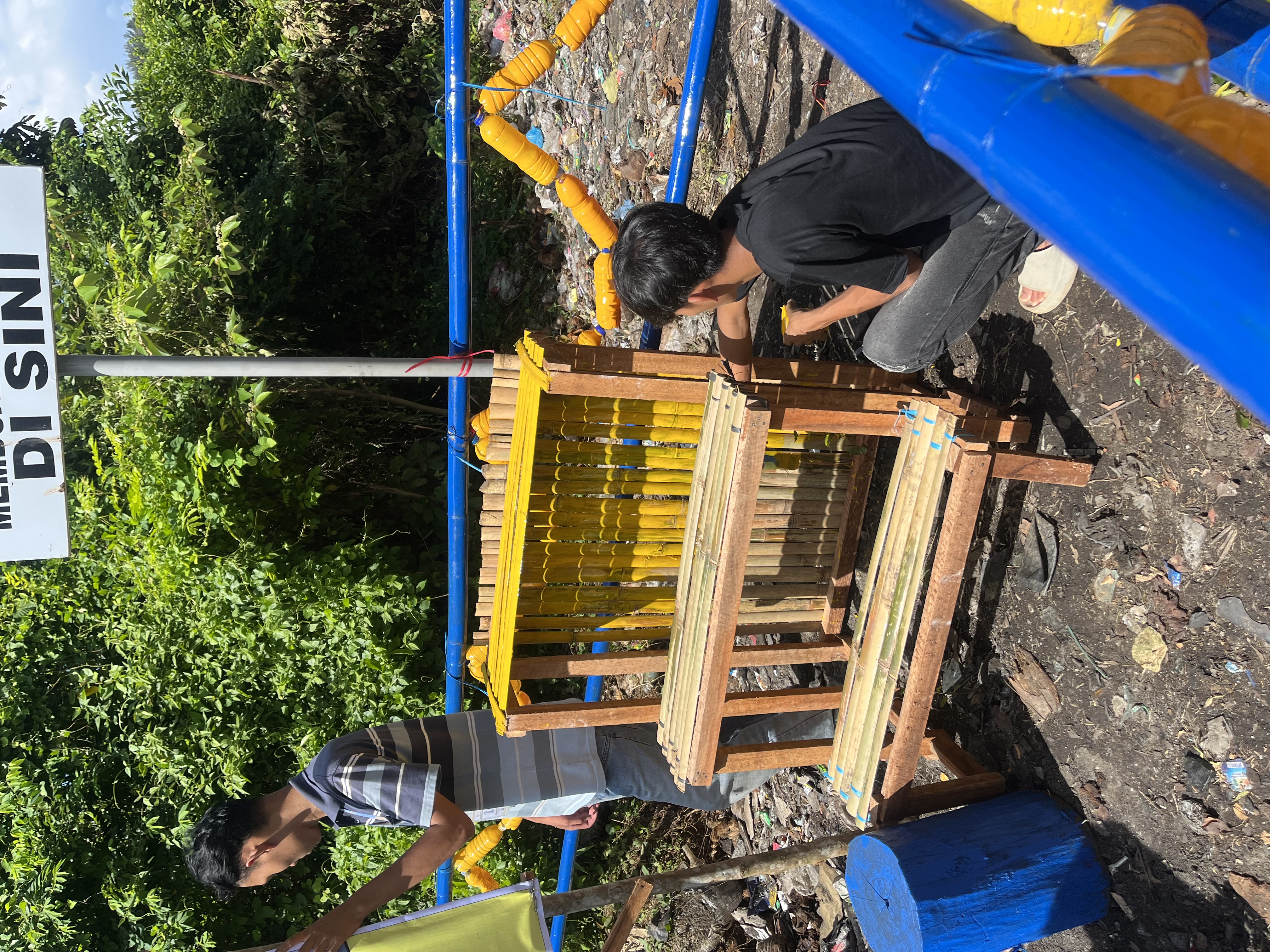 Pengecatan rak bunga buat di taman