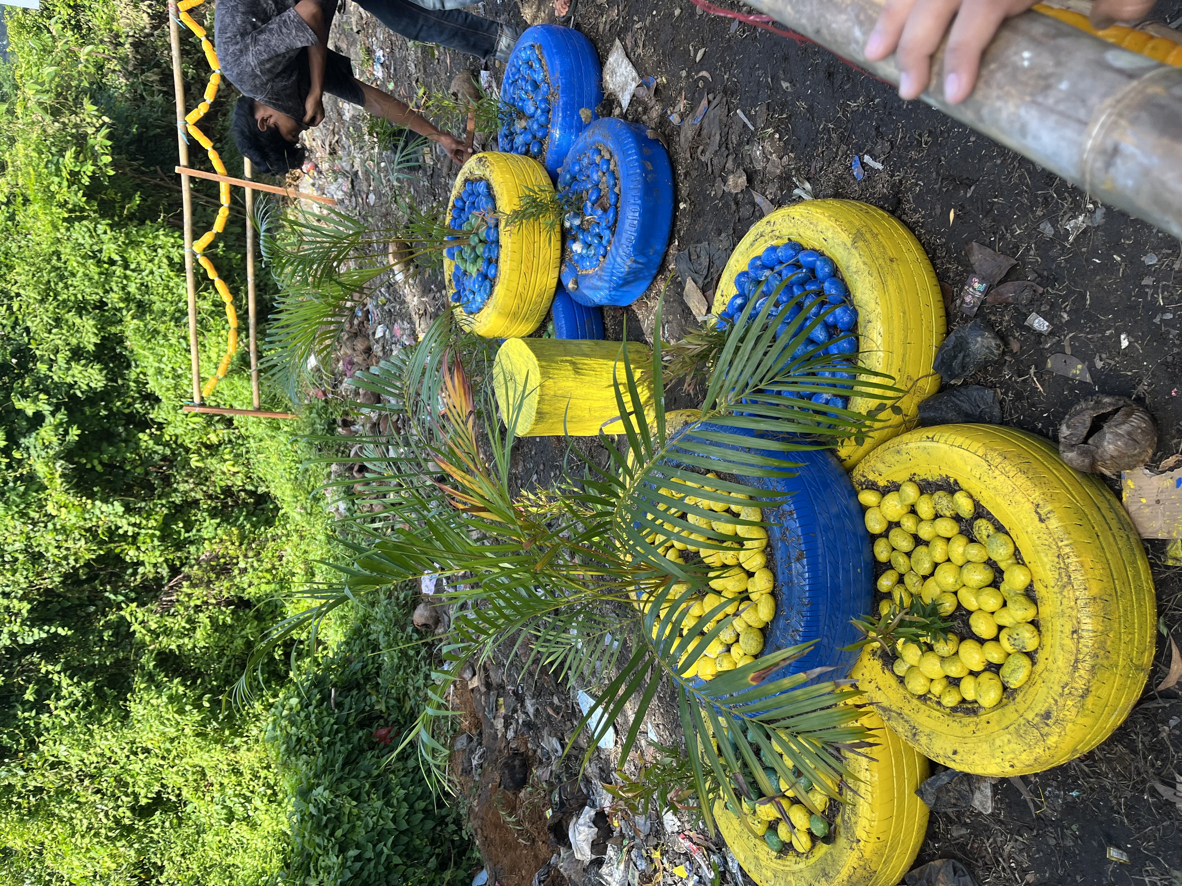 Hasil pot bunga dari ban bekas di taman lempuing 