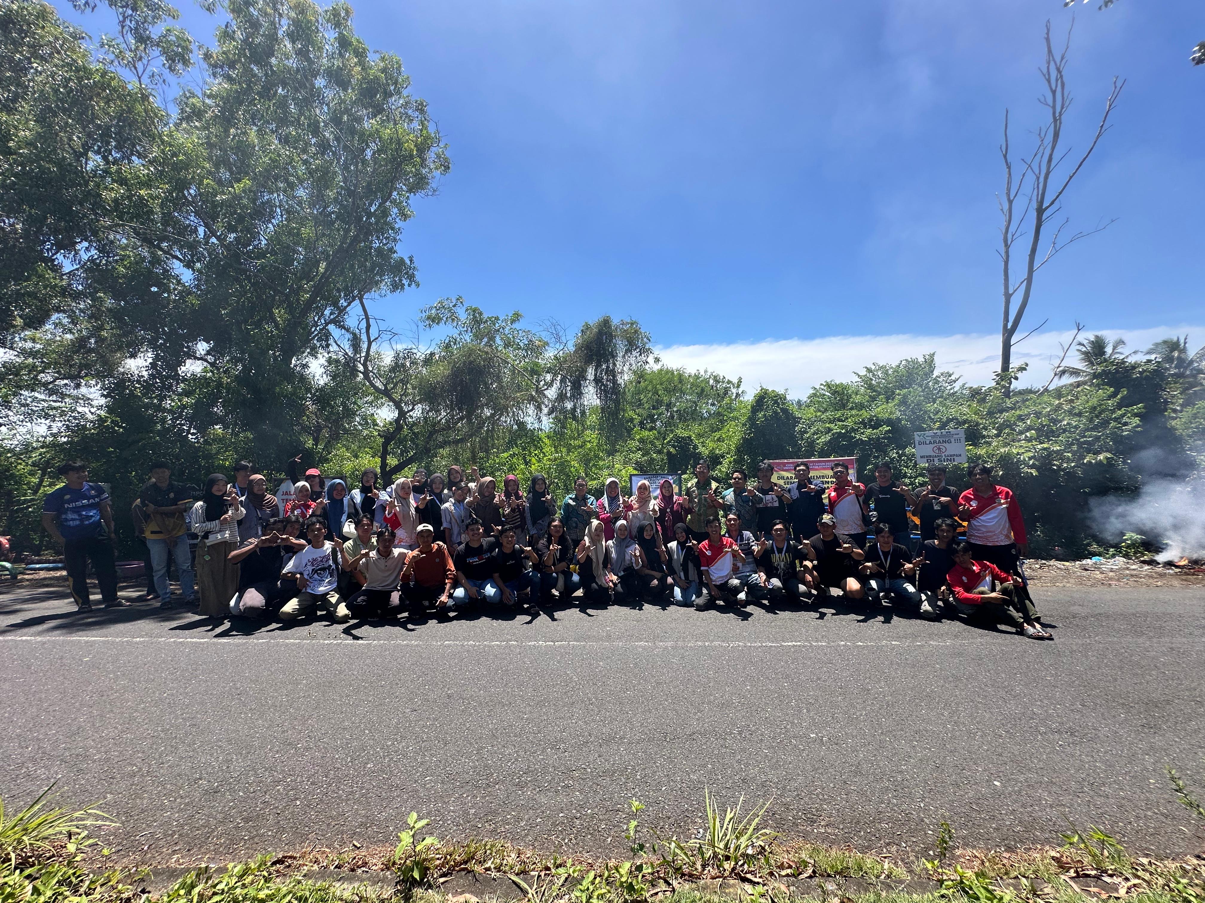 Dokumentasi bersama ketua lppm sesudah monitoring ke taman dareh lempuing 