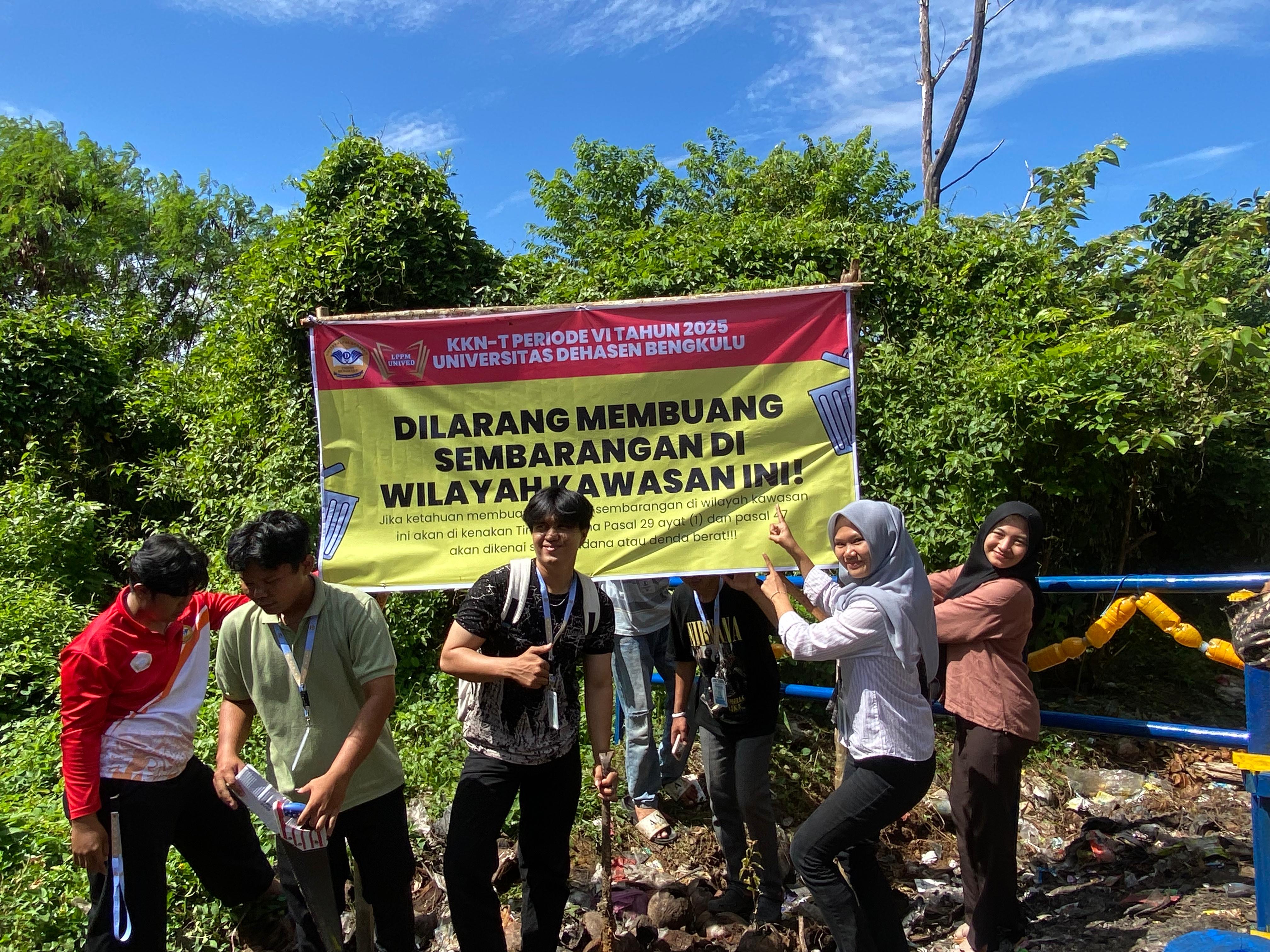 Dokumentasi sesudah memasang spanduk di taman
