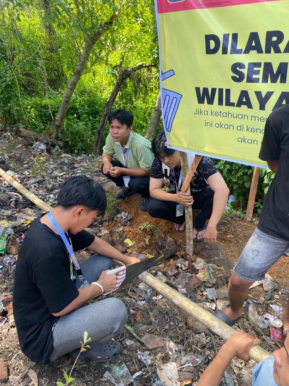 Memotong bambu untuk tambahan tiang spanduk