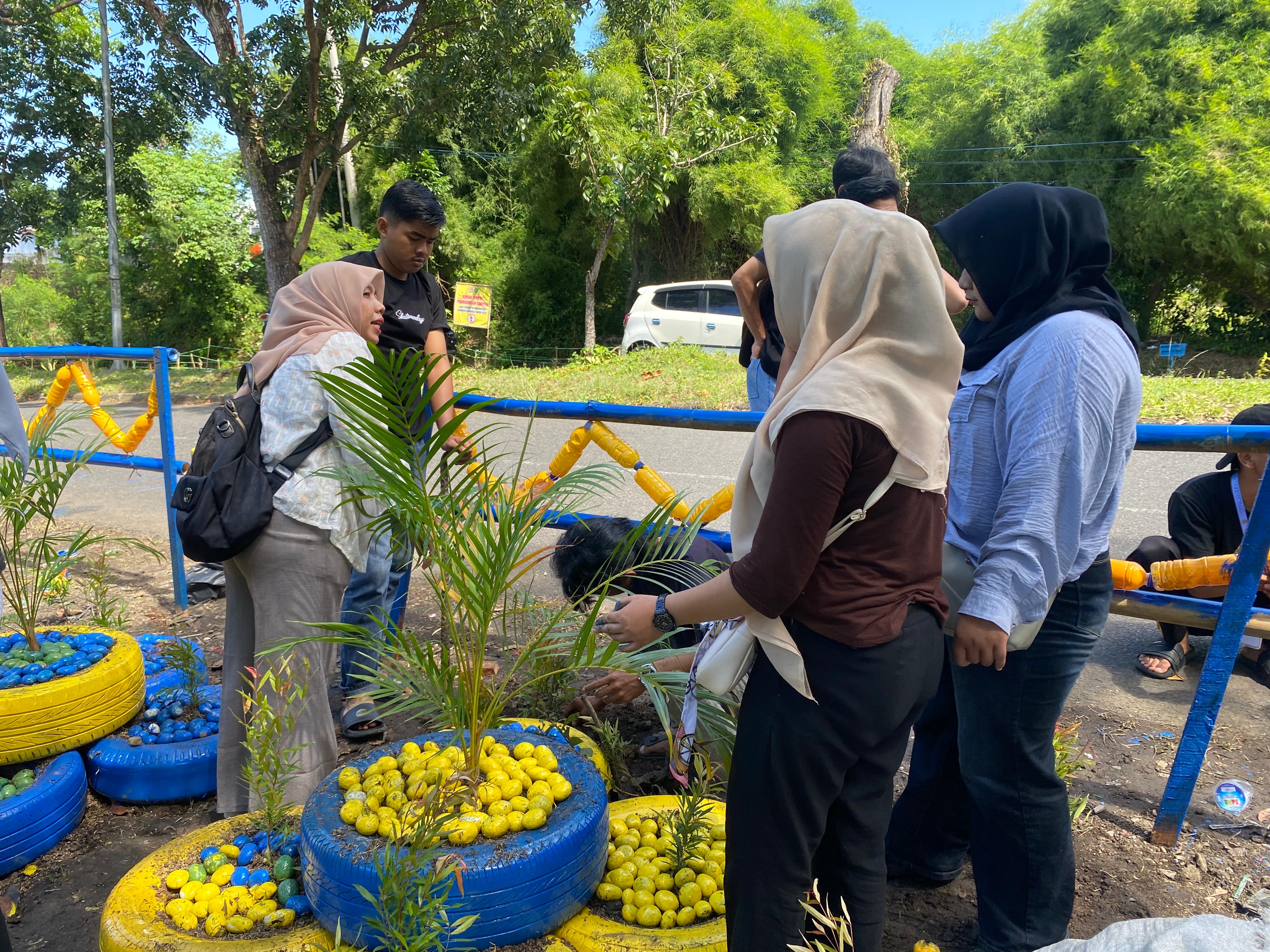 Menanam bibit bunga di taman daerah lempuing 