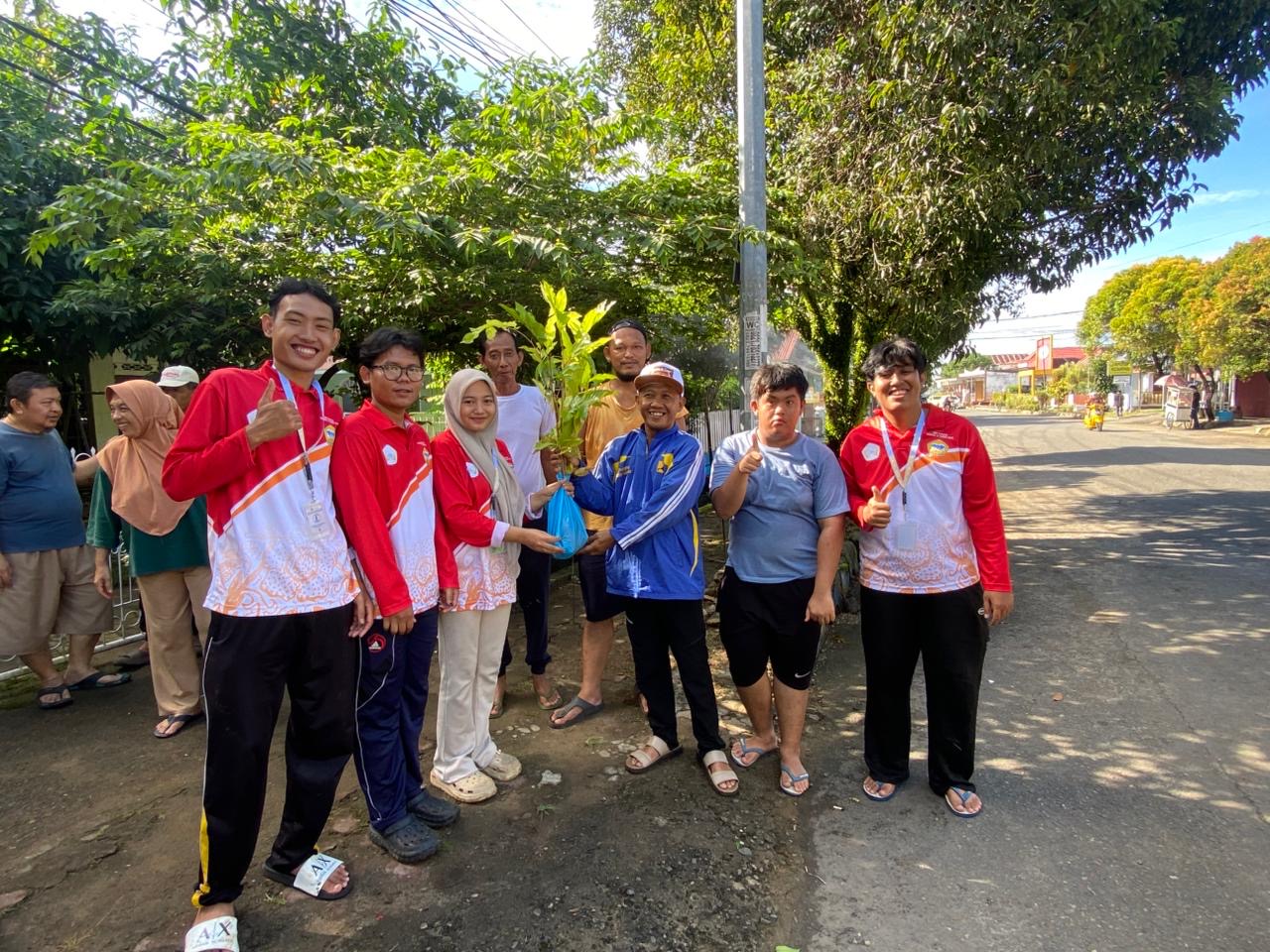 Dokumentasi bersama pak lurah penurunan dan pak rt 10 dan warga rt 10 sesudah membagikan bibit