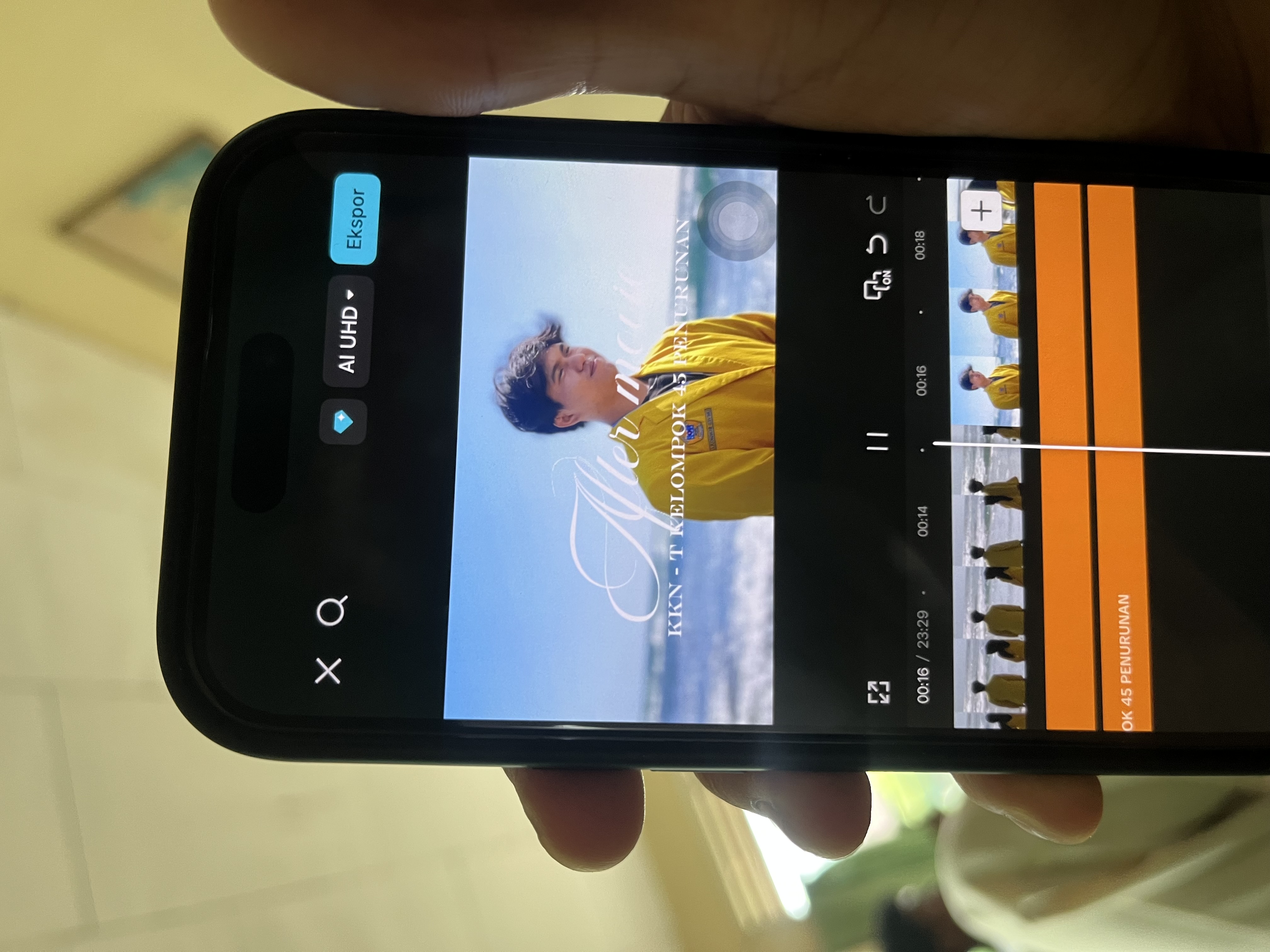 Proses mengedit vidio untuk perpisahan 
