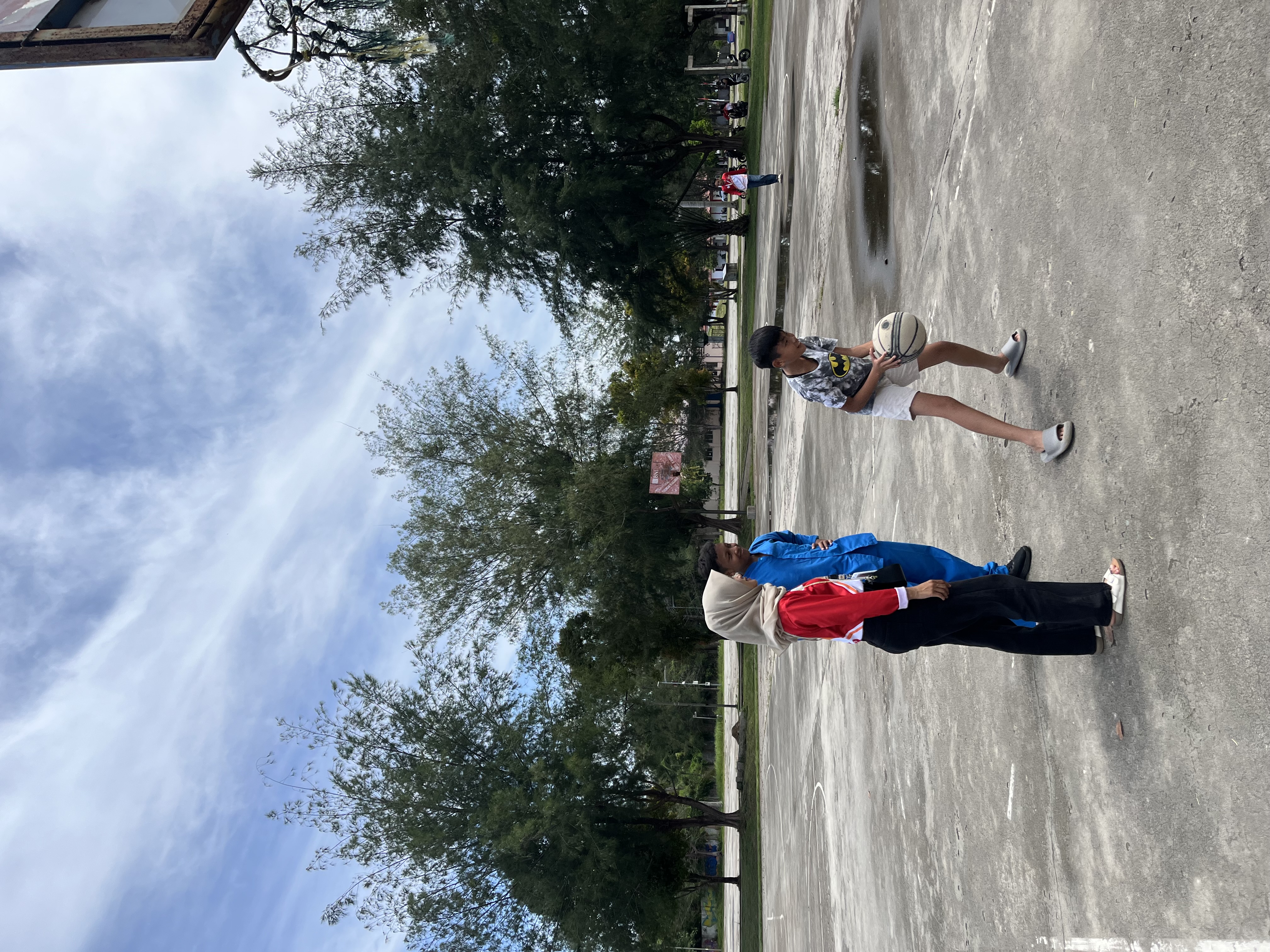 Bermain bola basket bersama anak-anak rt 10 