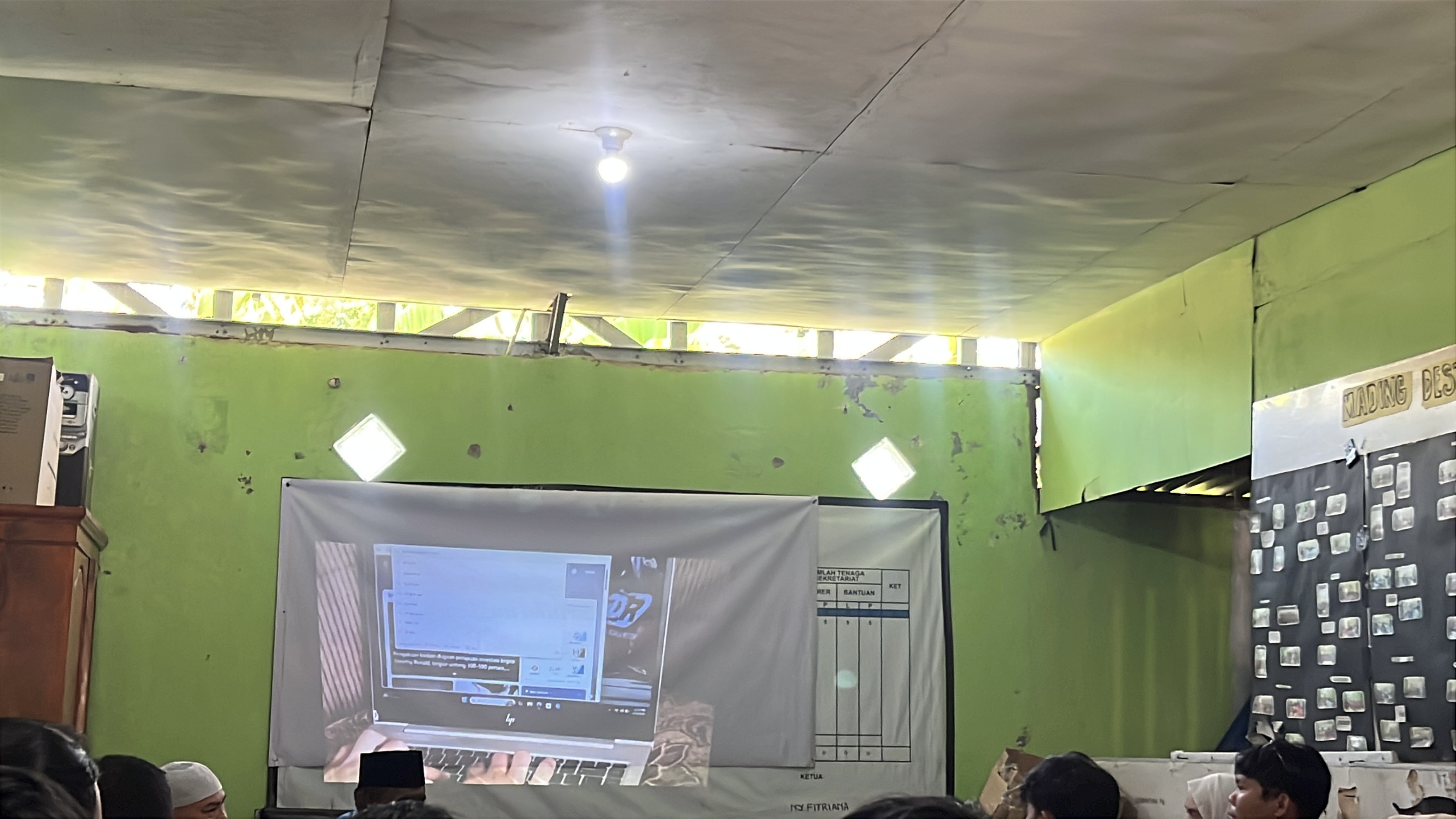 Menampilkan vidio kegiatan selama kkn ke masyarakat di kantor lurah penurunan 