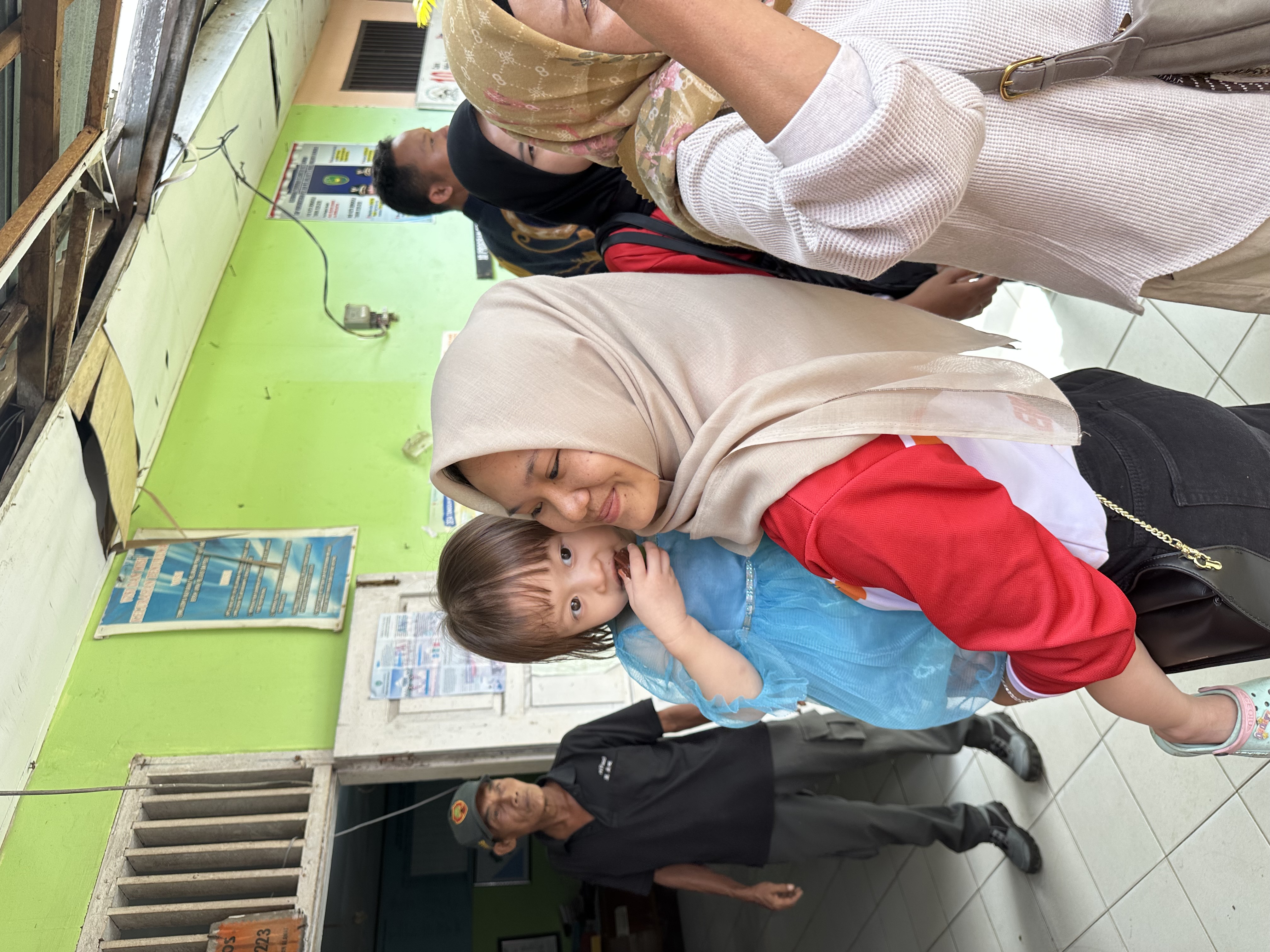 Main bersama anak” di kantor lurah penurunan 