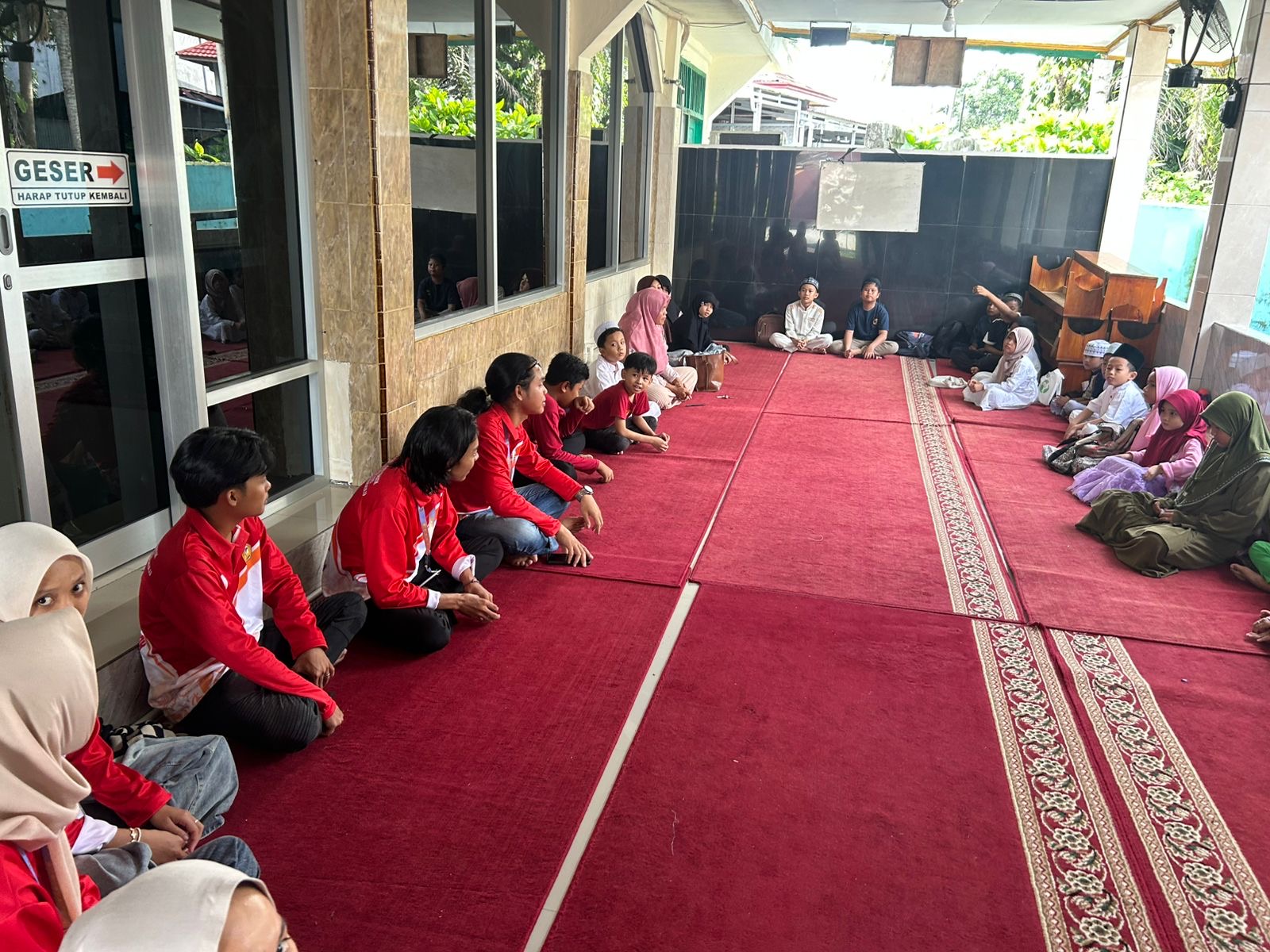 menjalankan proker 1 yaitu membantu mengajari mengaji di masjid al - hidayah 