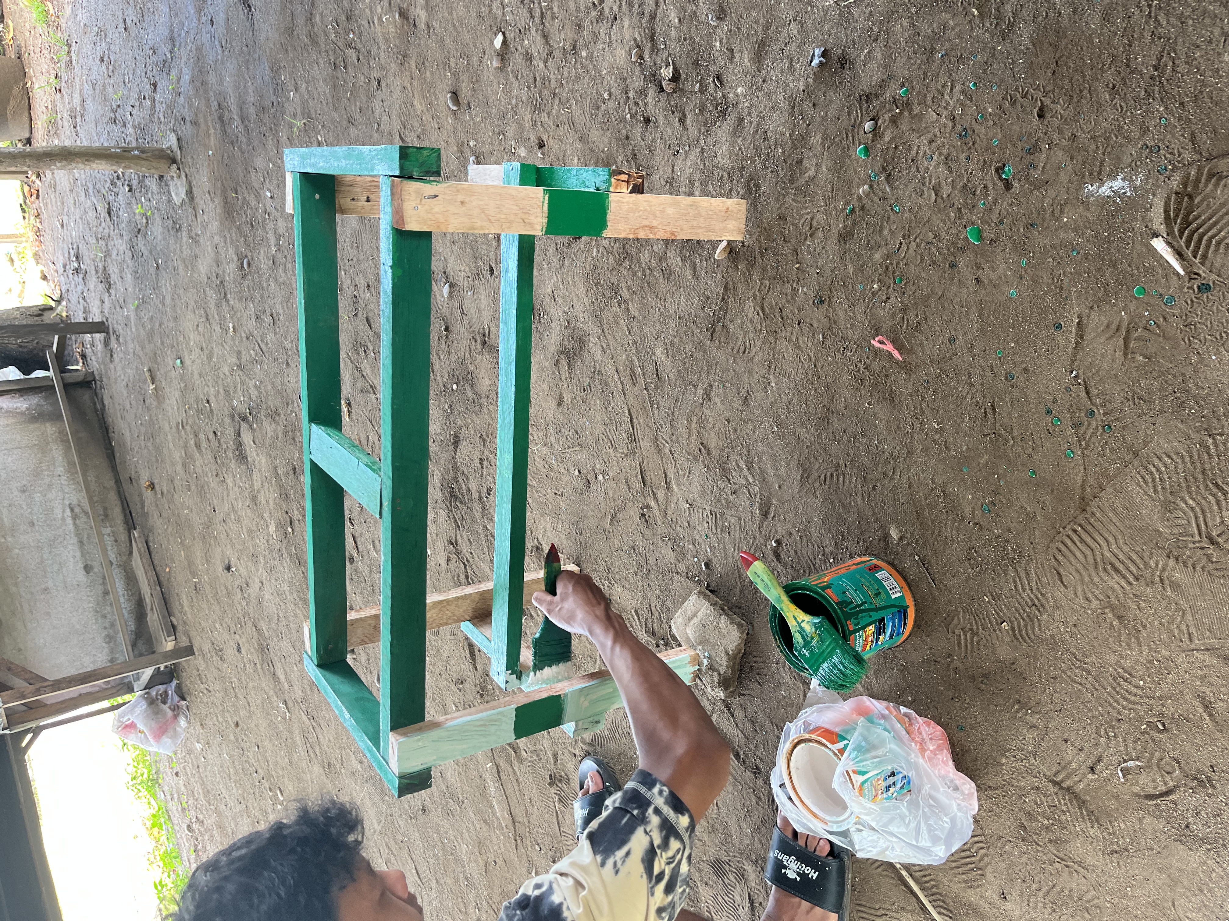 Pembuatan tiang tong sampah