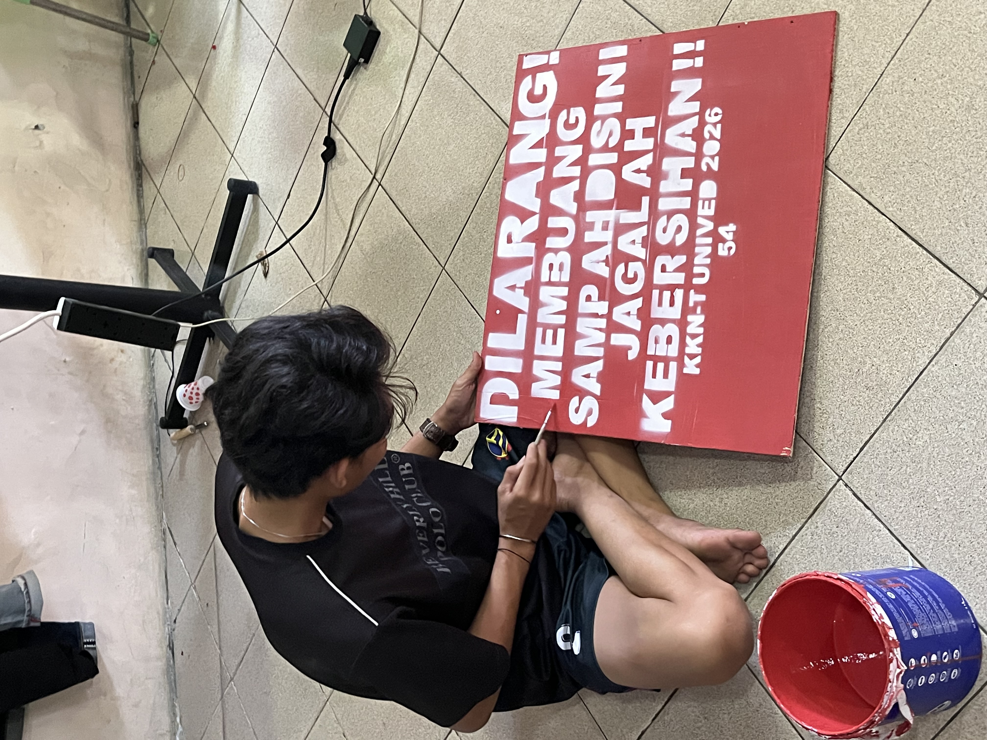 Membantu warga membuat Plang WARNING