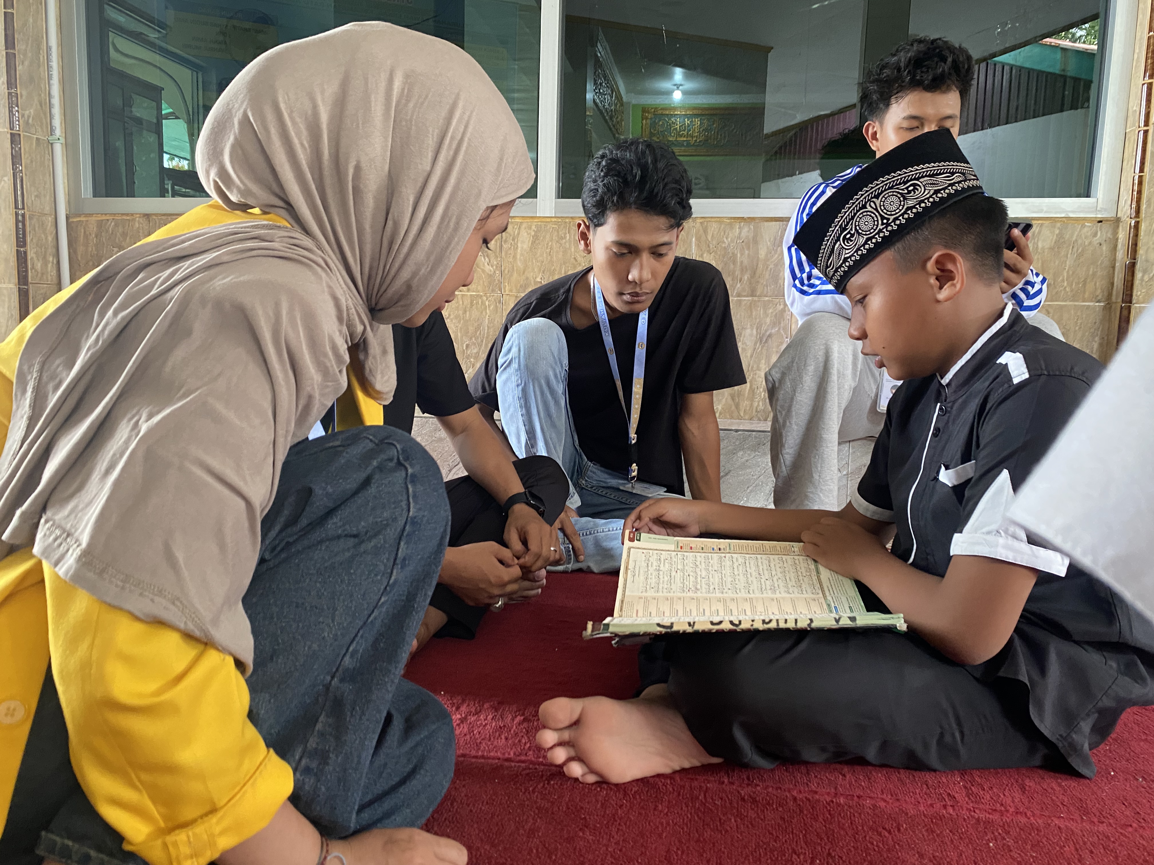 membantu adek adek belajar mengaji di rt 16 rw 5