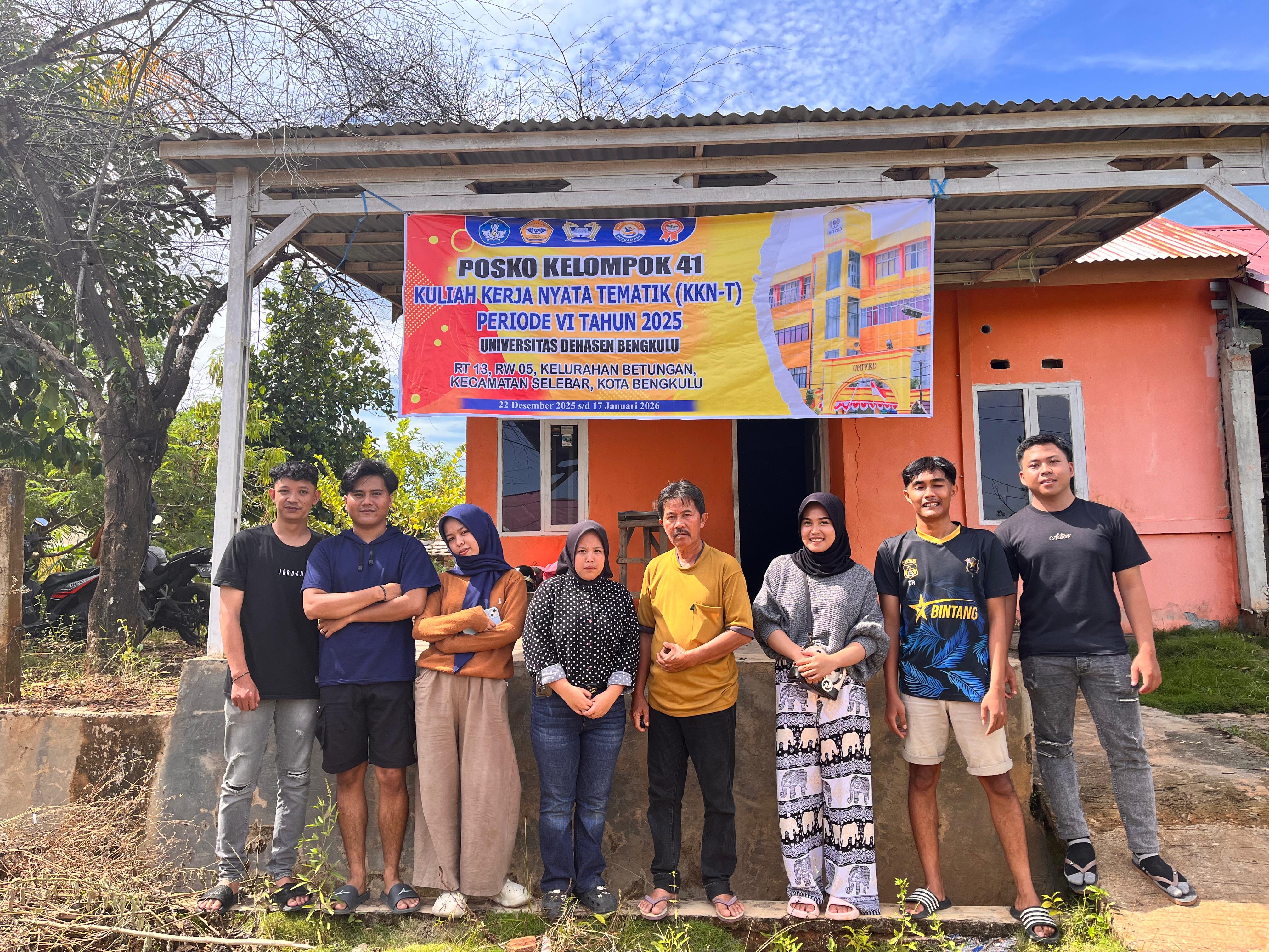 pemasangan banner dan pembersihan posko