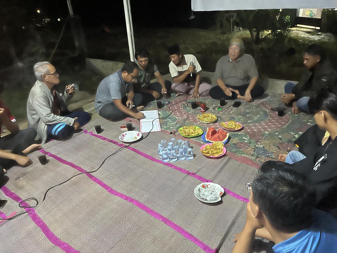 rapat bersama warga 