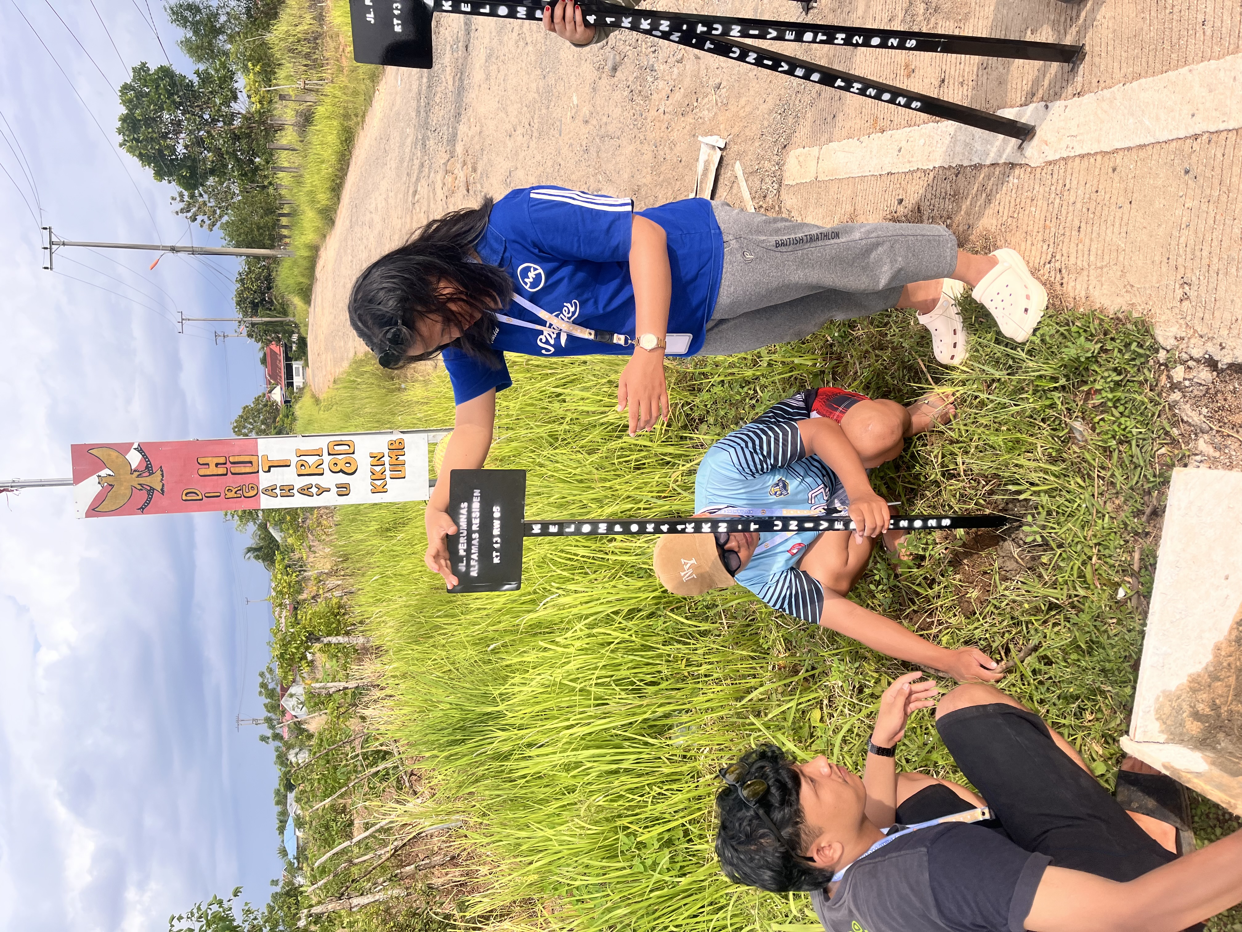 pemasangan plang jalan 