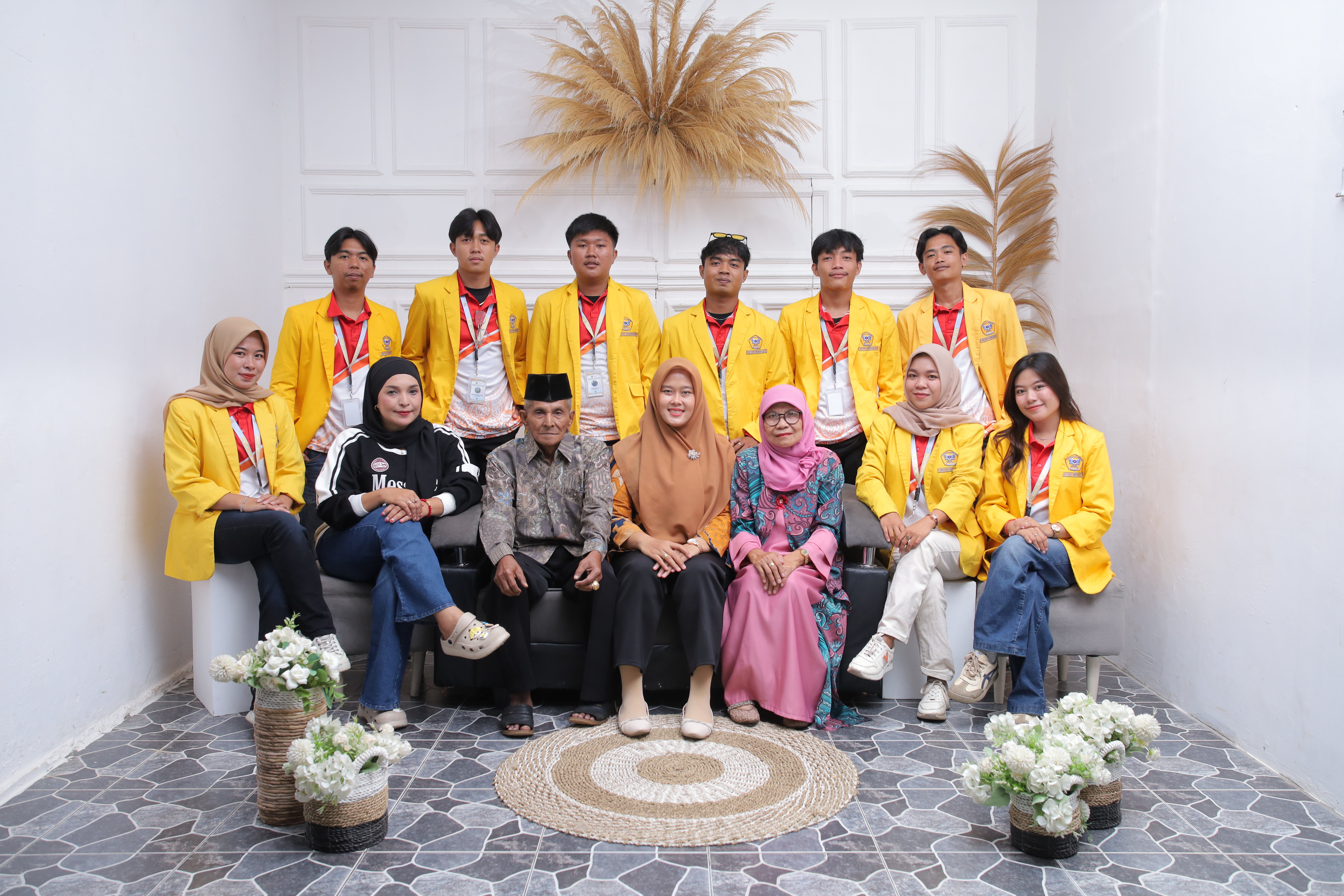 Pengambilan sesi foto untuk cinderamata kepada ketua RW selaku pamong kegiatan KKN