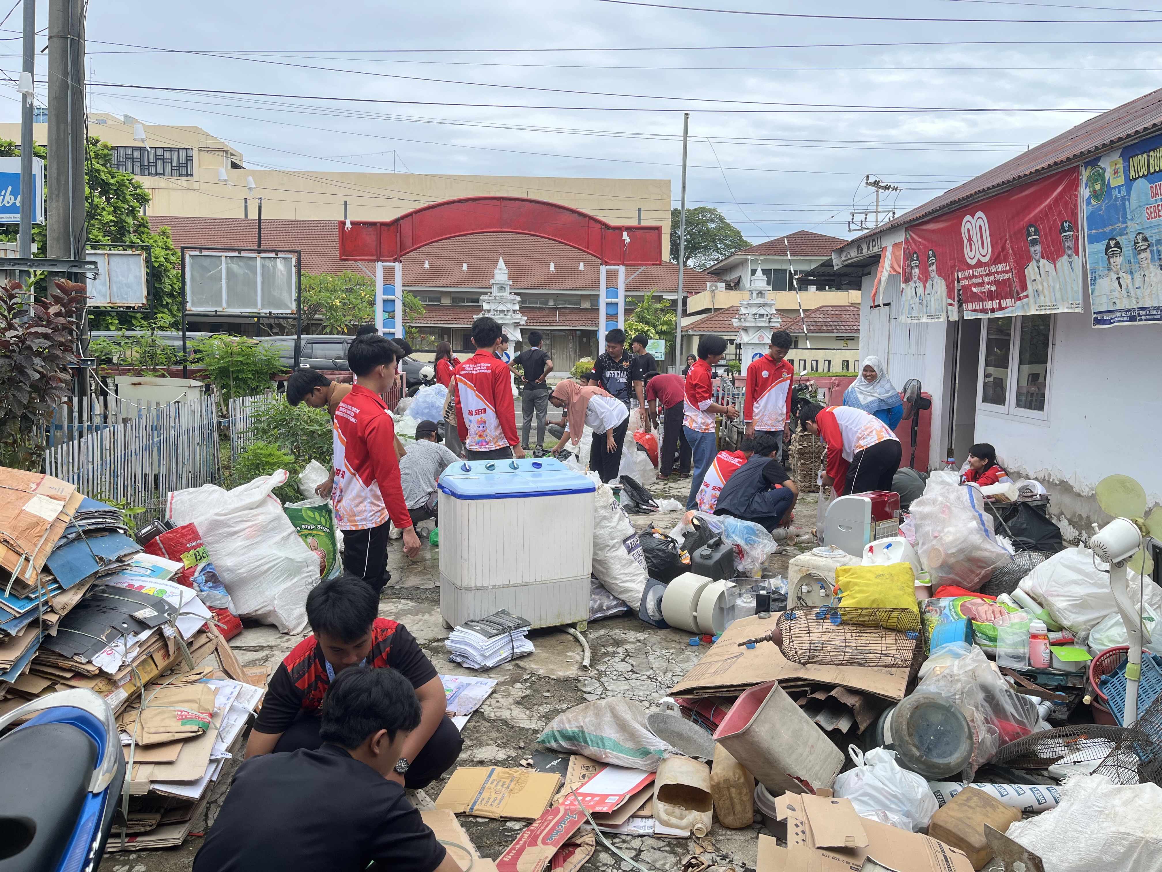 Penyurtiran bank sampah kelurahan anggut bawah