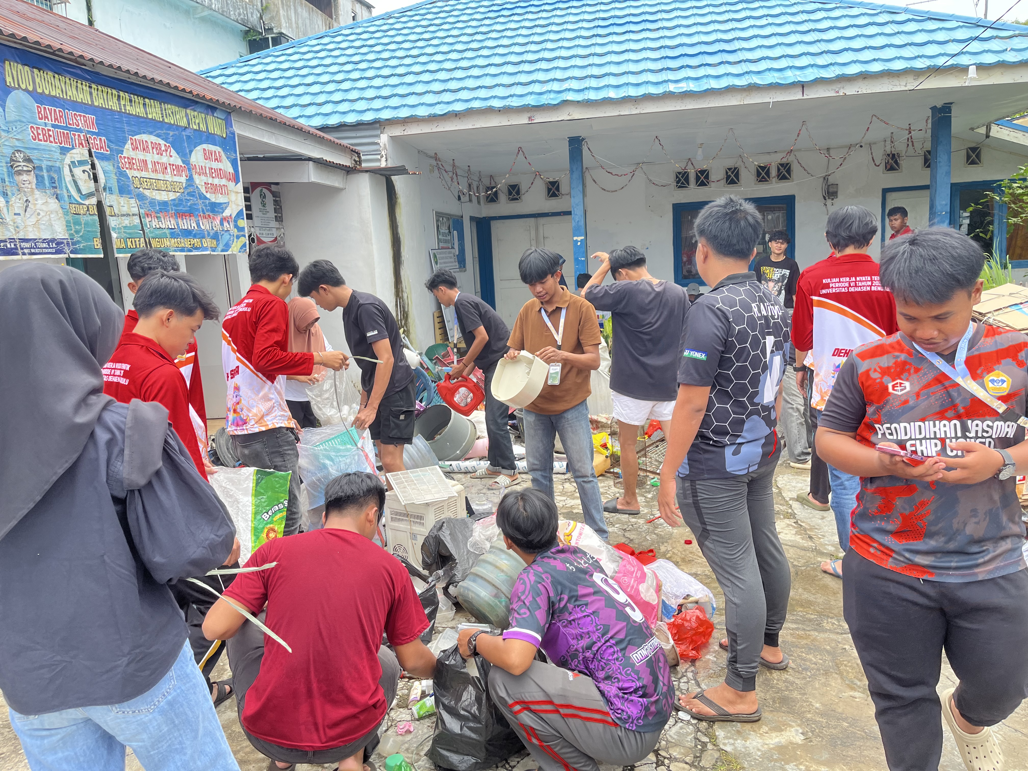 Penyortiran bank sampah kelurahan anggut bawah