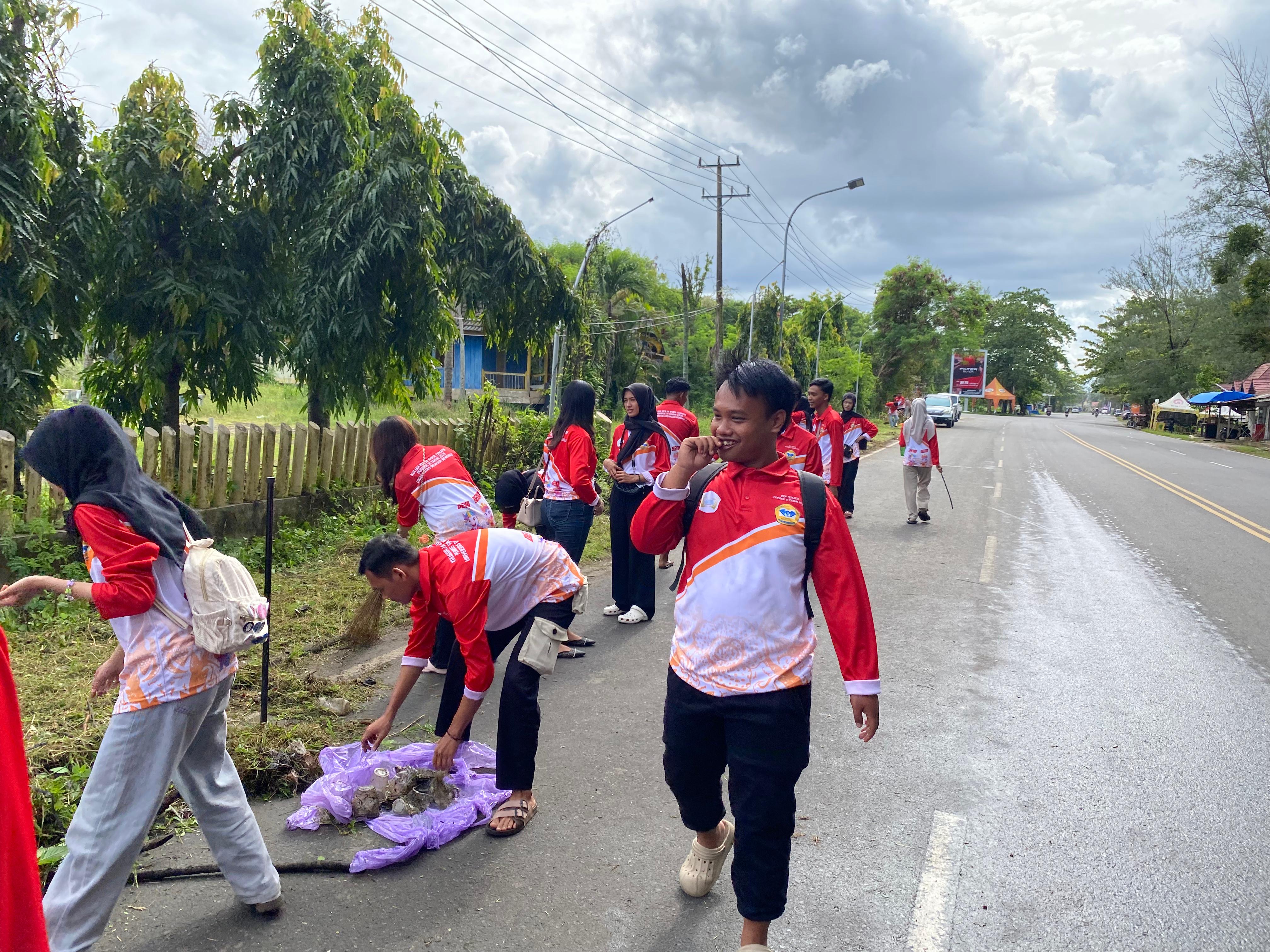 Pembersihan sekitaran pantai di kelurahan anggut bawah