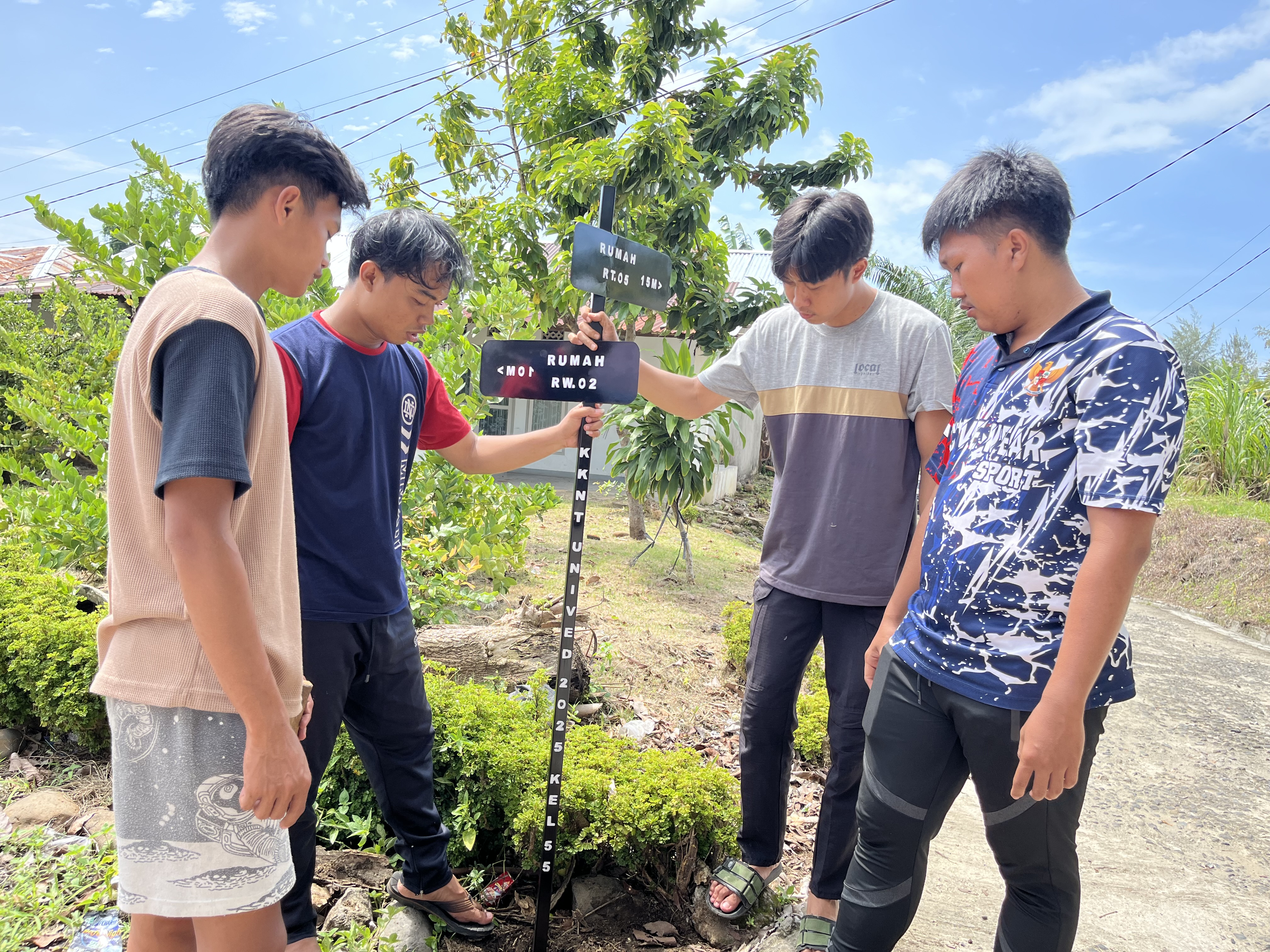 Pemasangan pelang jalan dan nama petunjuk rumah rt 05 rw 02