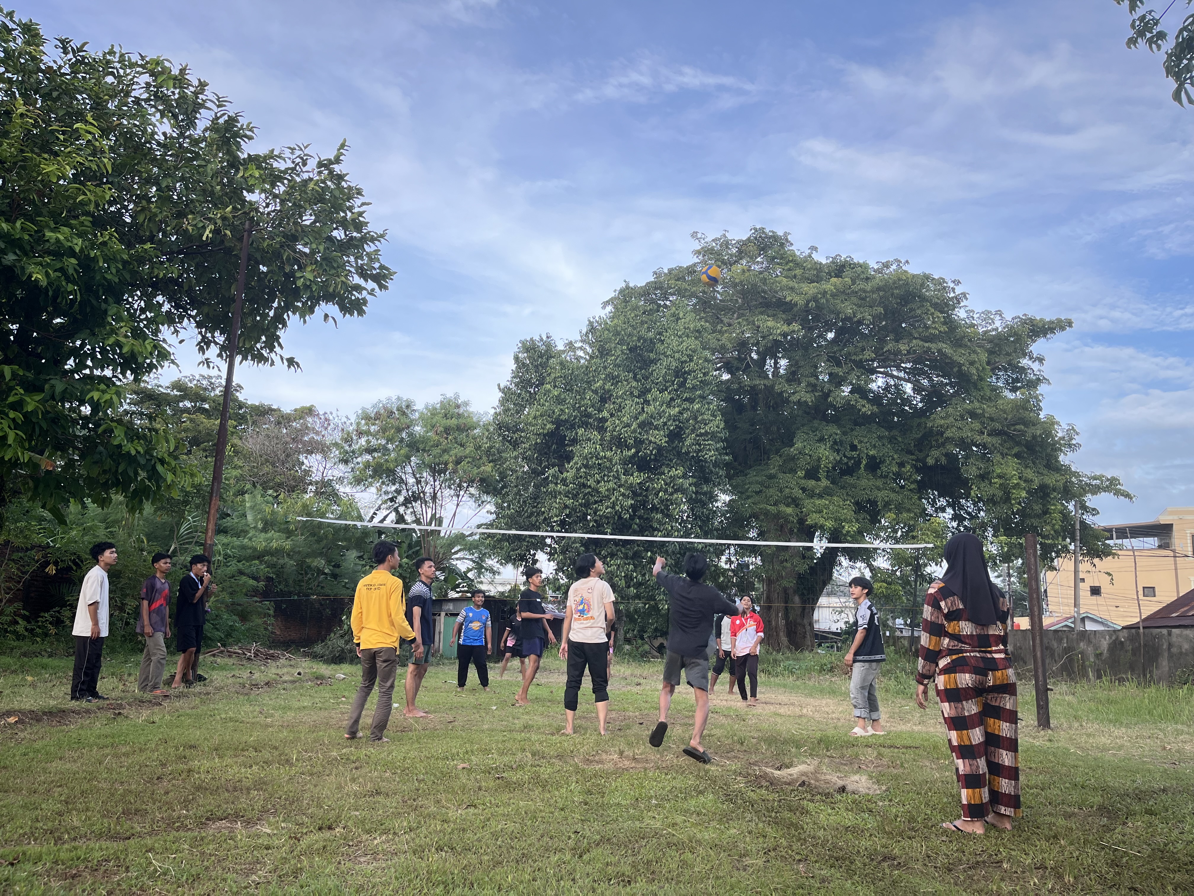 Volly harian bersama warga