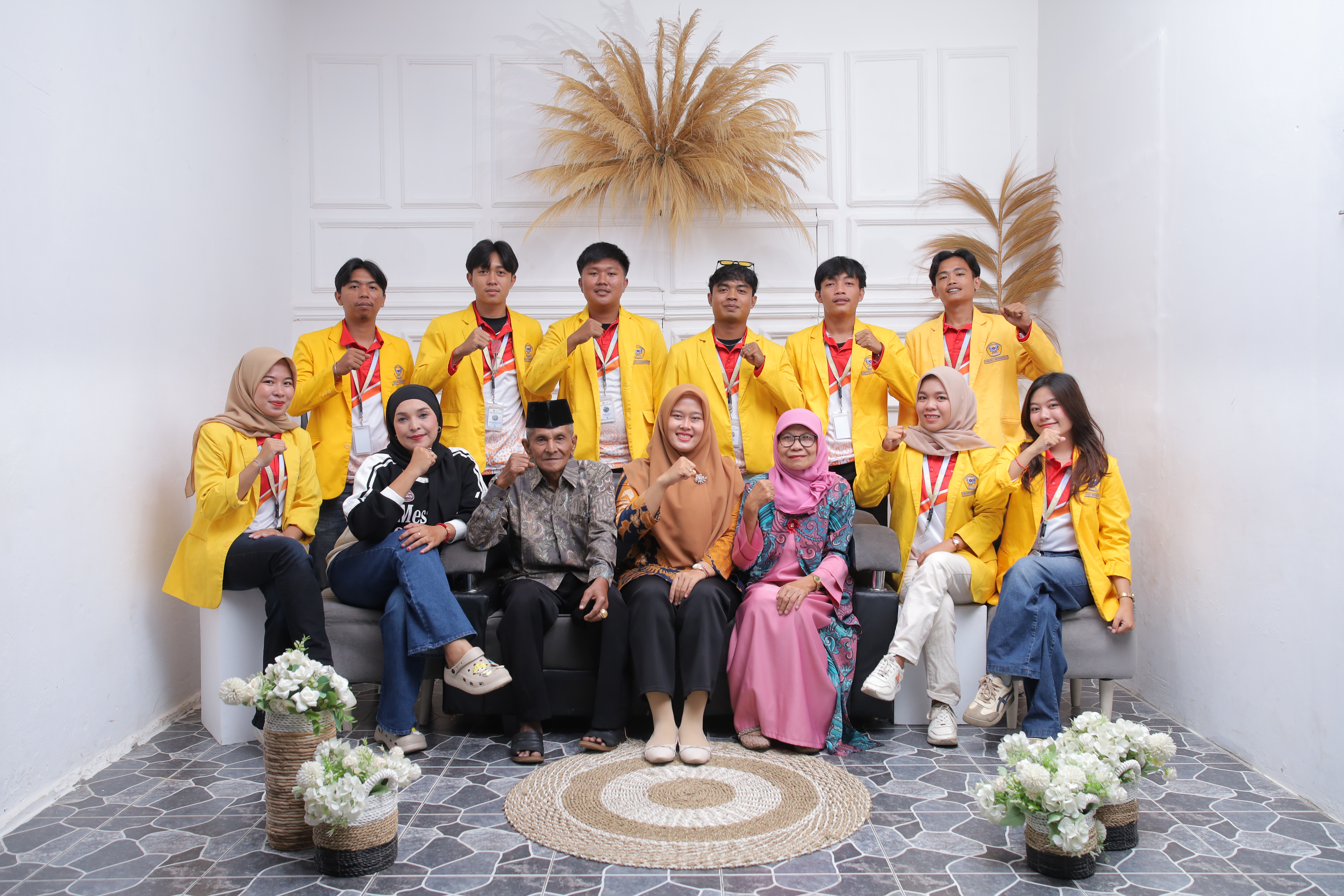 Foto bersama dengan dpl dan keluarga pamong kelompok 55