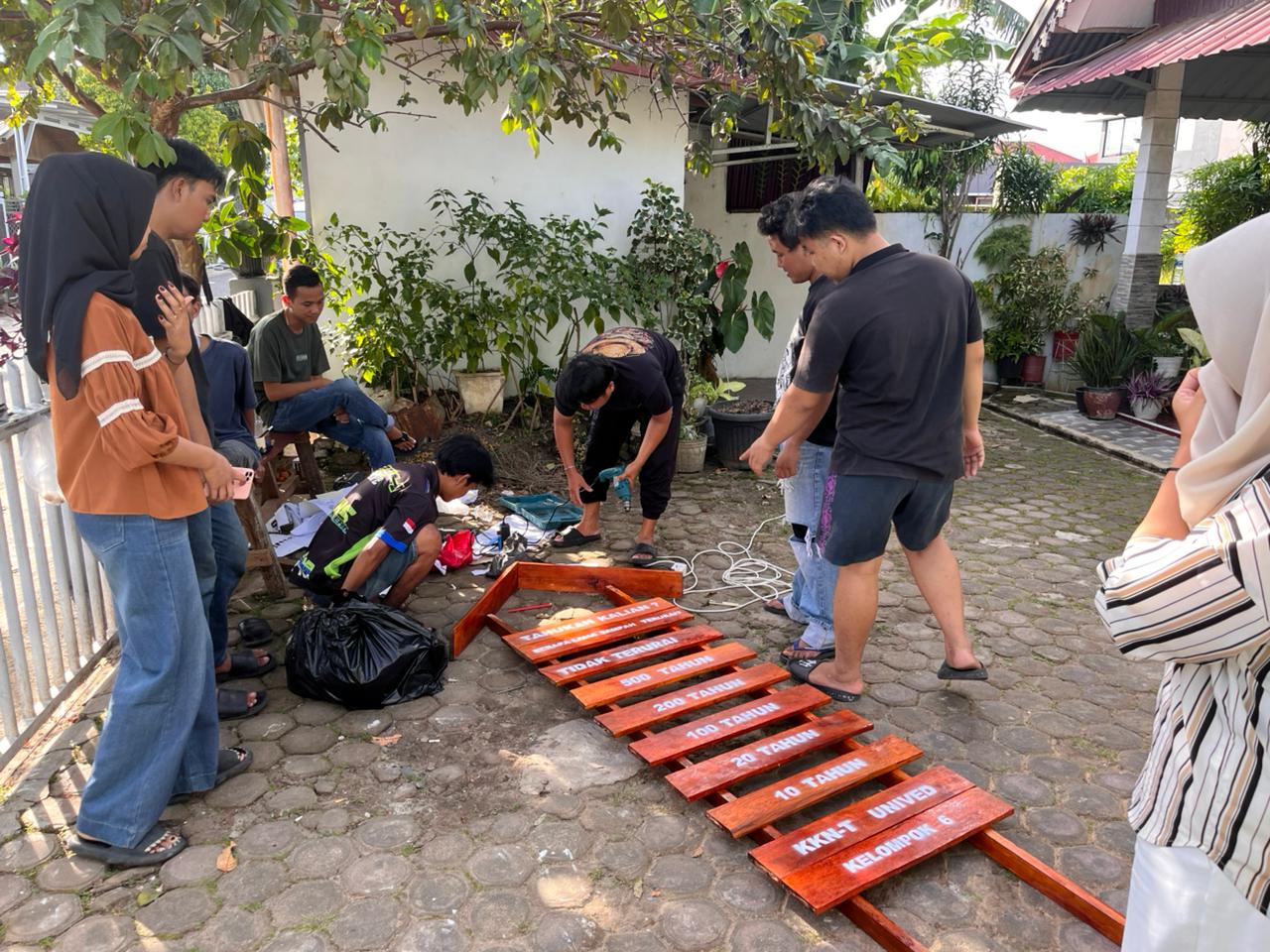 Melanjutkan proker membuat papan edukasi sampah