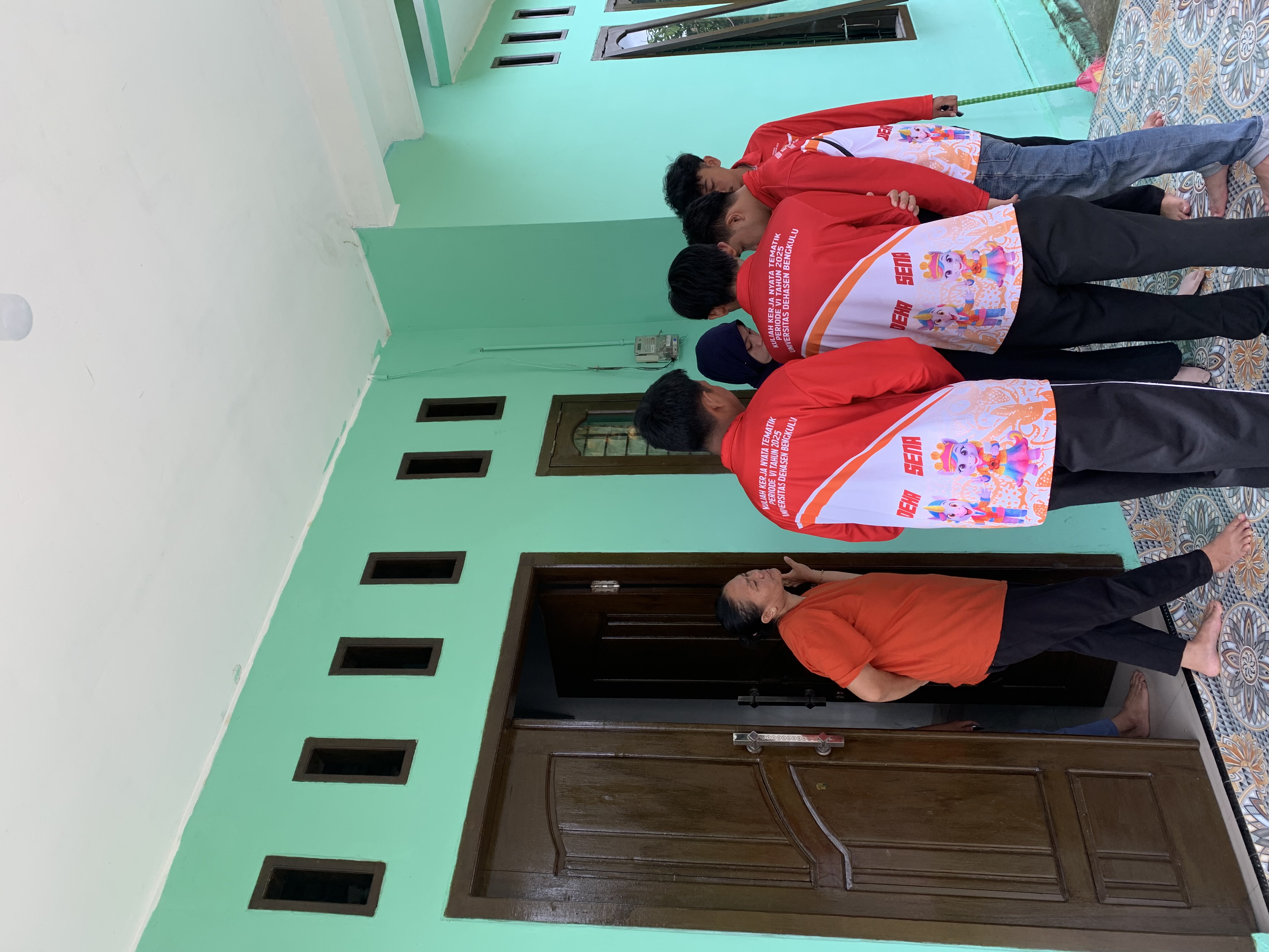 keliling ke rumah warga 