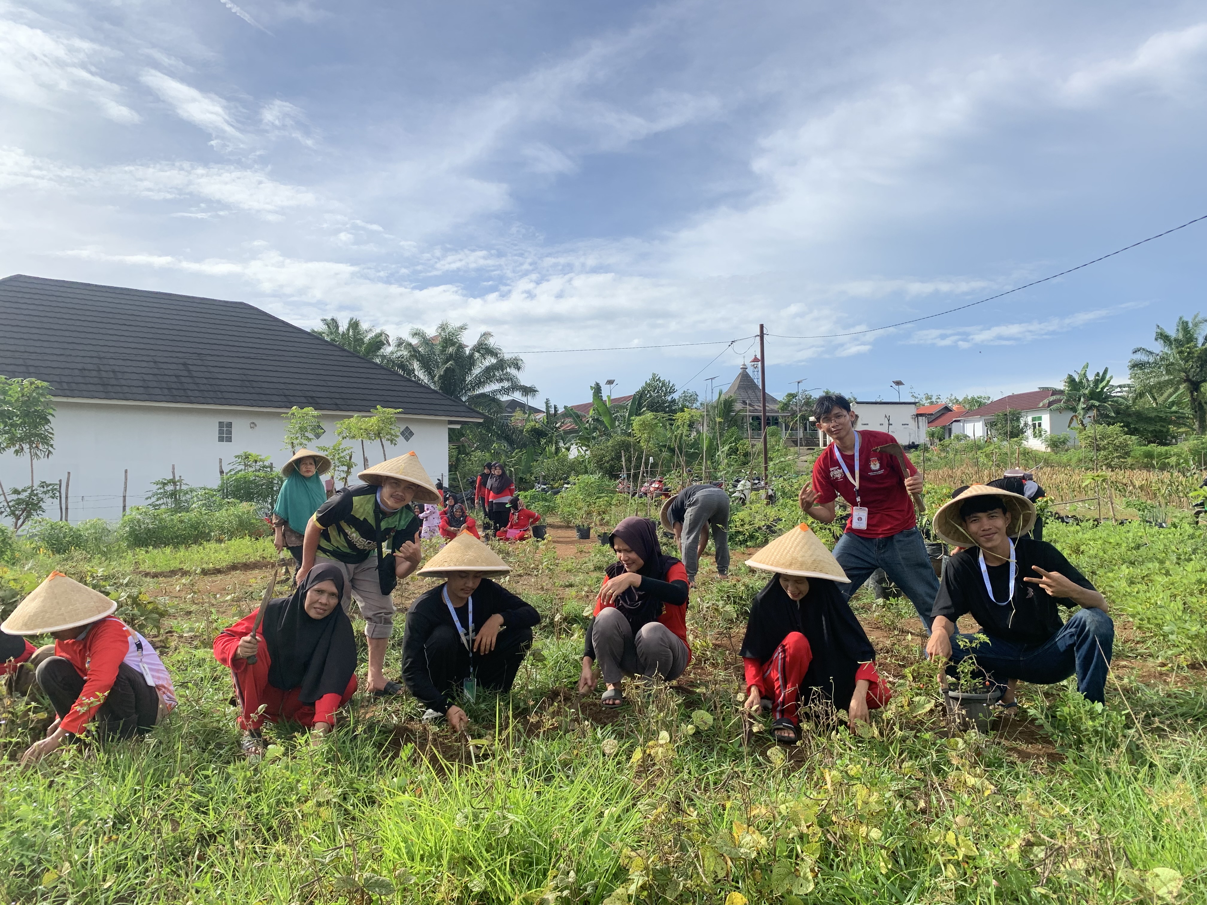 membersihkan lahan bersama ibu-ibu pkk
