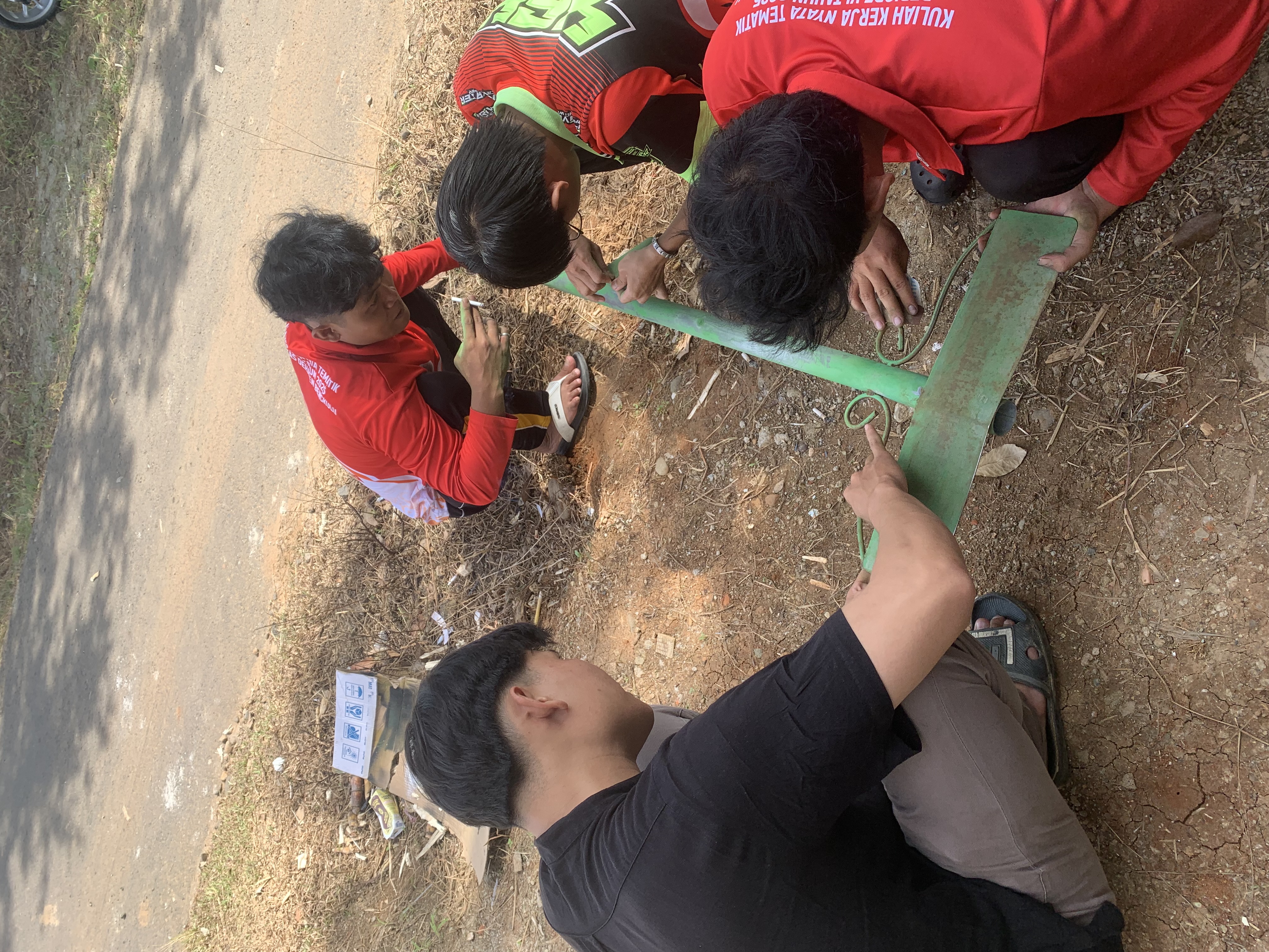 mengecat tiang jalan 